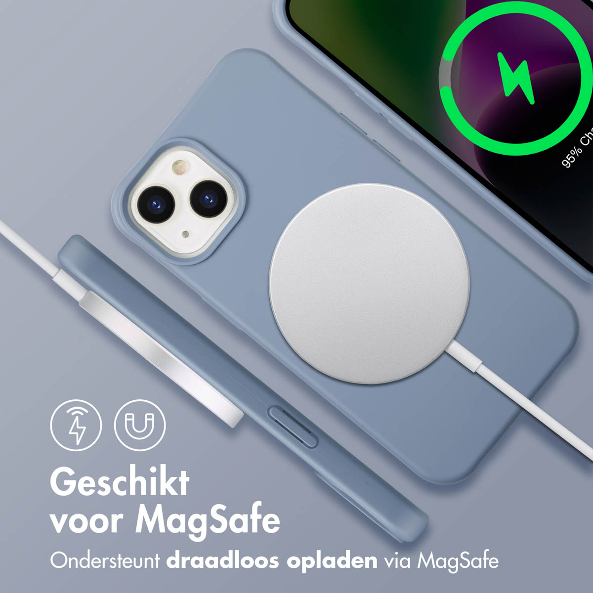 Een telefoon in een blauwe hoes laadt draadloos op via MagSafe. De telefoon toont 95% batterij. Een witte ronde oplader is aangesloten.