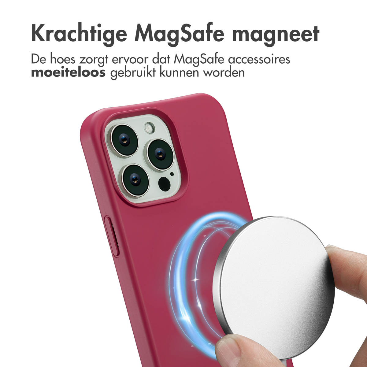 Een hand houdt een zilveren MagSafe-magneet in de buurt van een rode telefoonhoes. De telefoon heeft cameralenzen. Tekst: 'Krachtige MagSafe-magneet'.