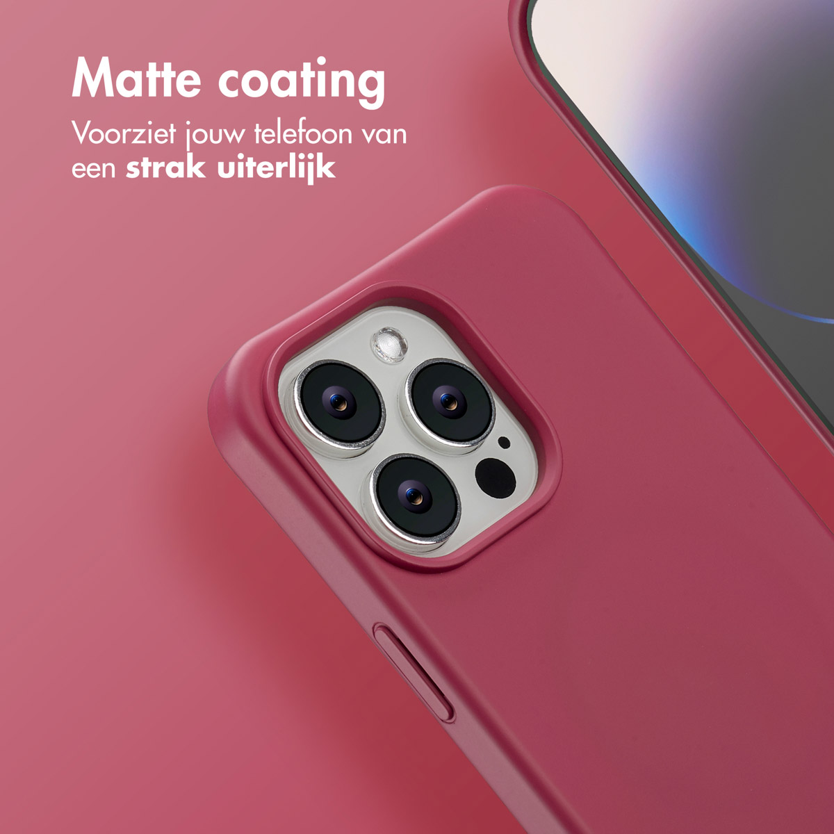 Gros plan sur une coque de téléphone rouge, montrant les lentilles de l'appareil photo et une partie de l'écran. Texte: Revêtement mat et texte néerlandais.
