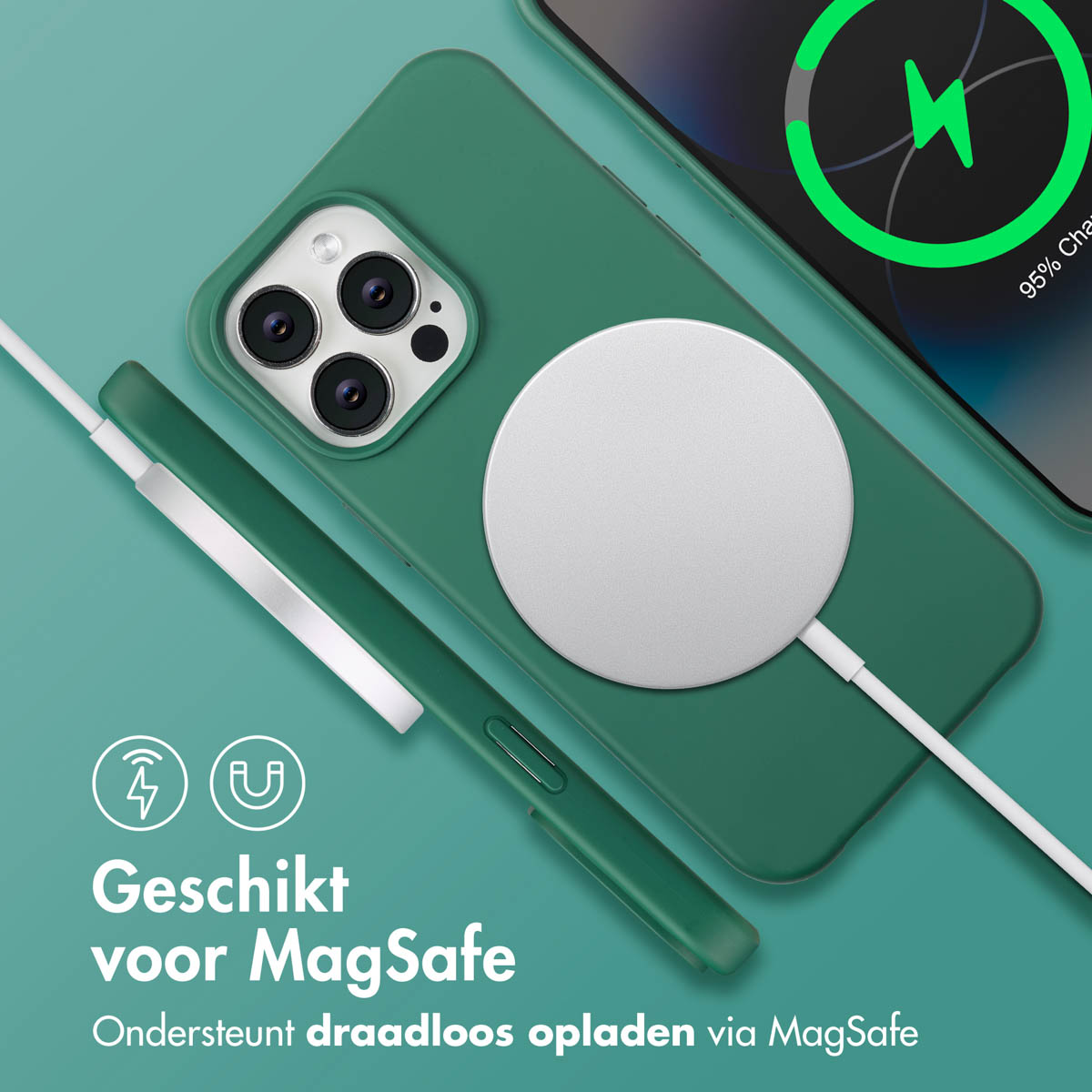 Groene telefoonhoes met MagSafe-oplader op een turquoise achtergrond. Telefoon toont 95% oplading.