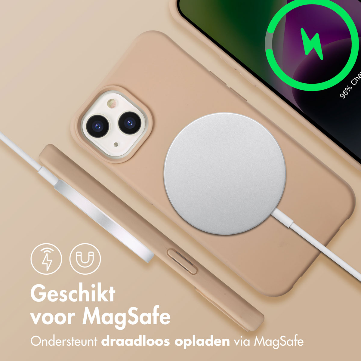 Telefoon met MagSafe-oplader. Telefoonhoesje is beige. Scherm toont 95% opladen. Tekst zegt: 'Geschikt voor MagSafe'.