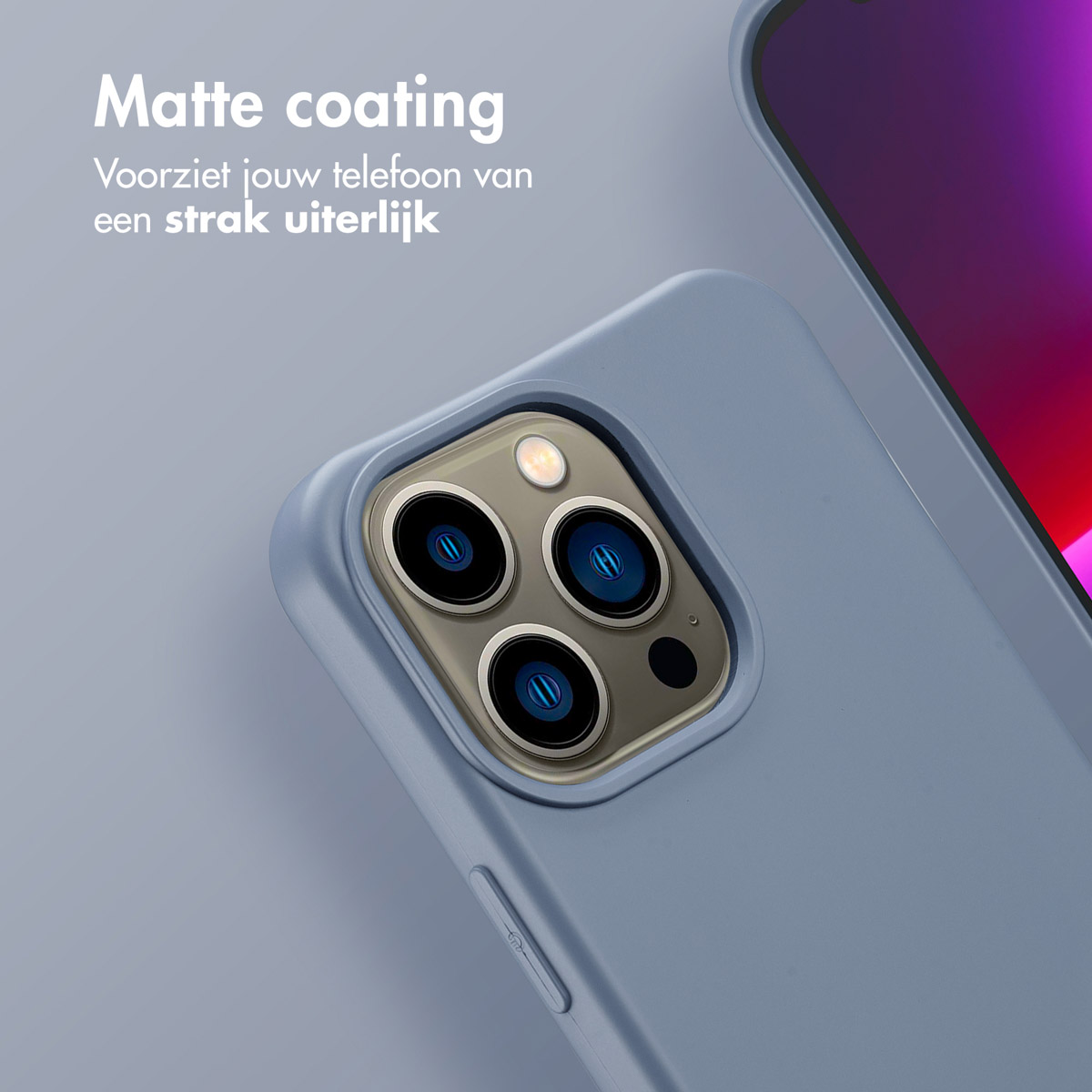 Close-up van een telefoon met een blauwe matte hoes. De cameralenzen zijn zichtbaar. Tekst 'Matte coating' bovenaan.