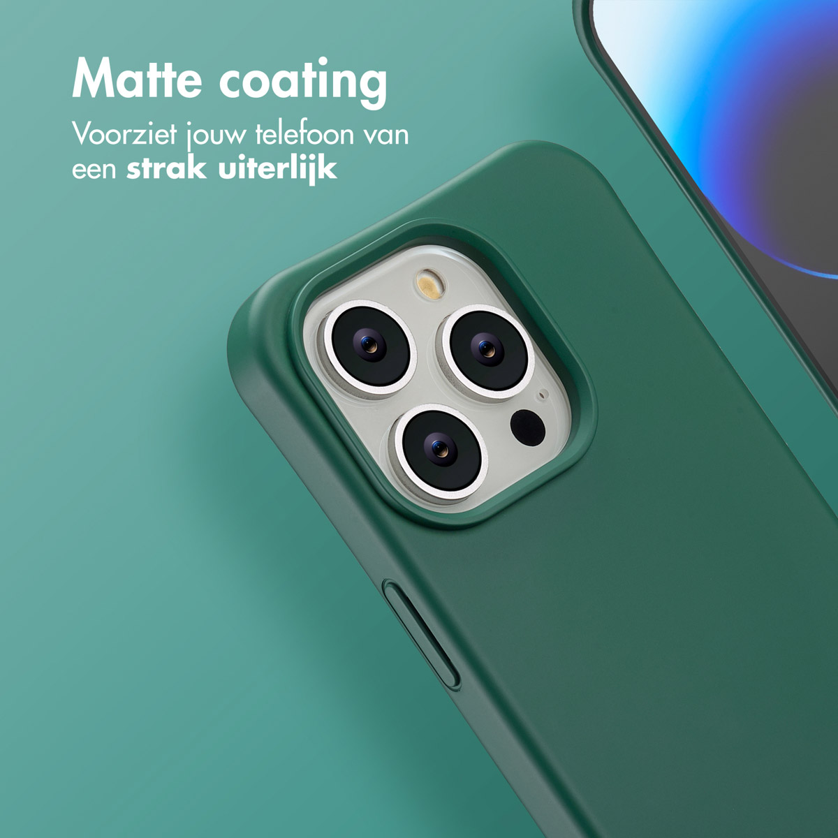 Close-up van een groene telefoonhoes met tekst 'Matte coating'. Cameralenzen en een turquoise achtergrond zijn zichtbaar.