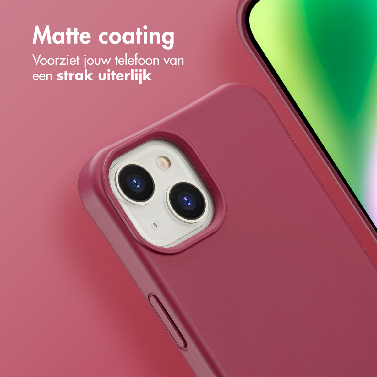 Close-up van een smartphone met een bordeauxrode hoes. De cameralenzen zijn zichtbaar, de achtergrond is rood en groen.