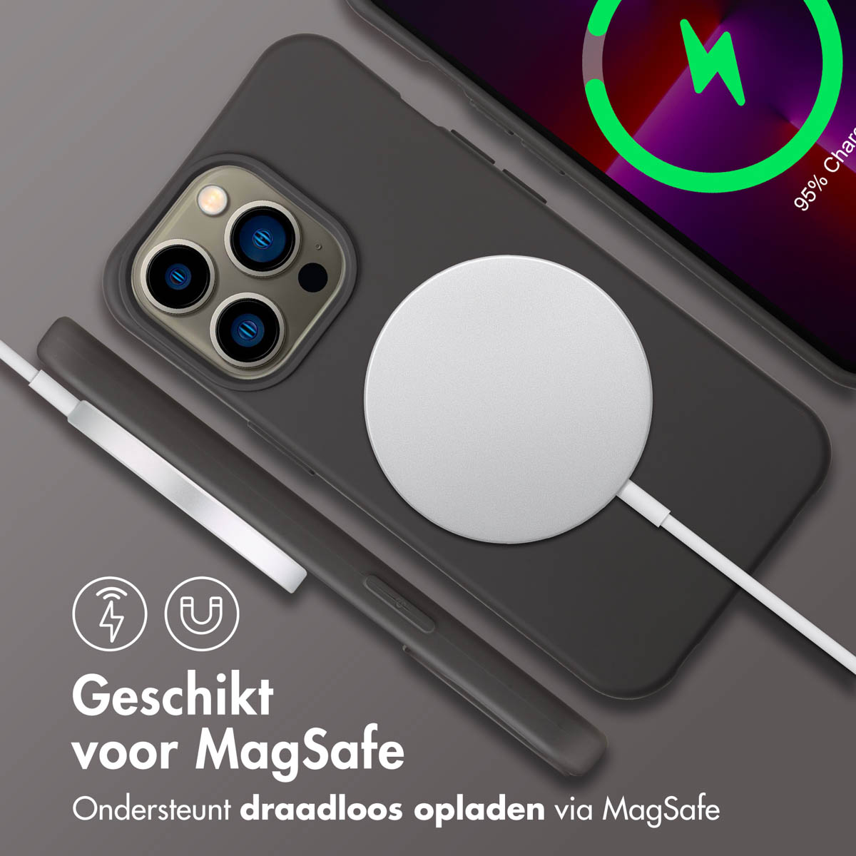 Een telefoon met een grijze hoes laadt draadloos op met een witte MagSafe-oplader. De telefoon toont een oplaadpictogram met 95% batterij.