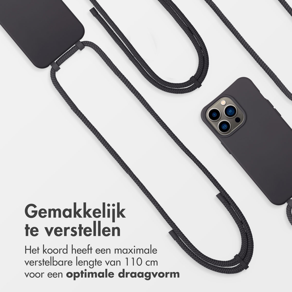 Een zwarte telefoonhoes met een zwart koord wordt getoond. Het koord heeft een maximale verstelbare lengte van 110 cm.