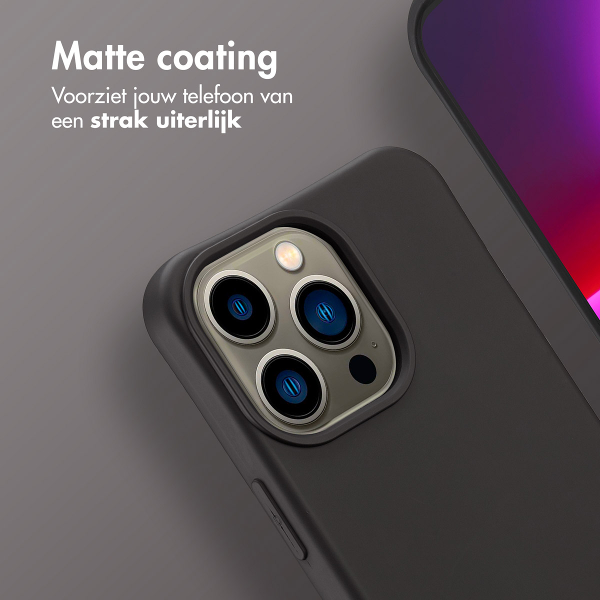 Close-up van een zwarte telefoonhoes met cameralenzen. Achtergrond telefoonscherm met verloop.