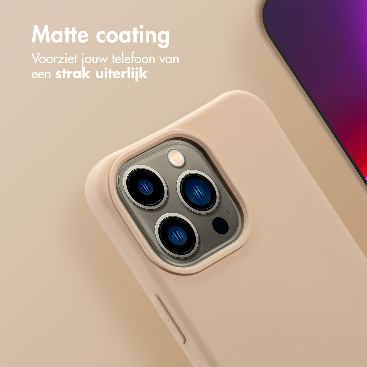 Close-up van een telefoonhoesje met matte afwerking. De cameralenzen zijn zichtbaar. De achtergrond is lichtbeige.