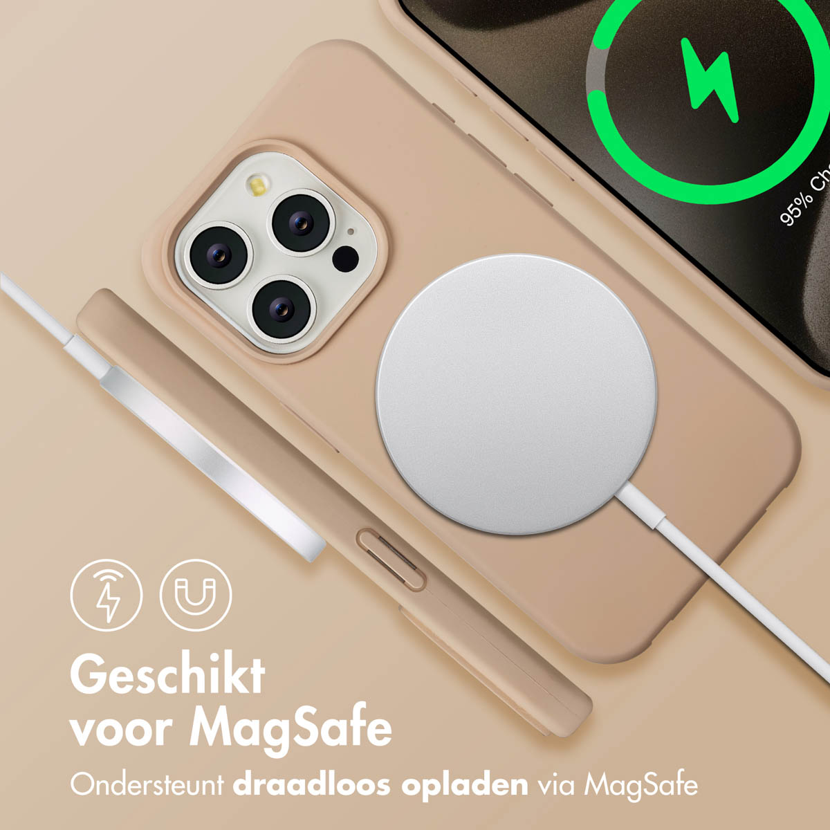 Een telefoon met een beige hoesje ligt op een oplader. Een MagSafe-lader is aangesloten, de telefoon is voor 95% opgeladen.
