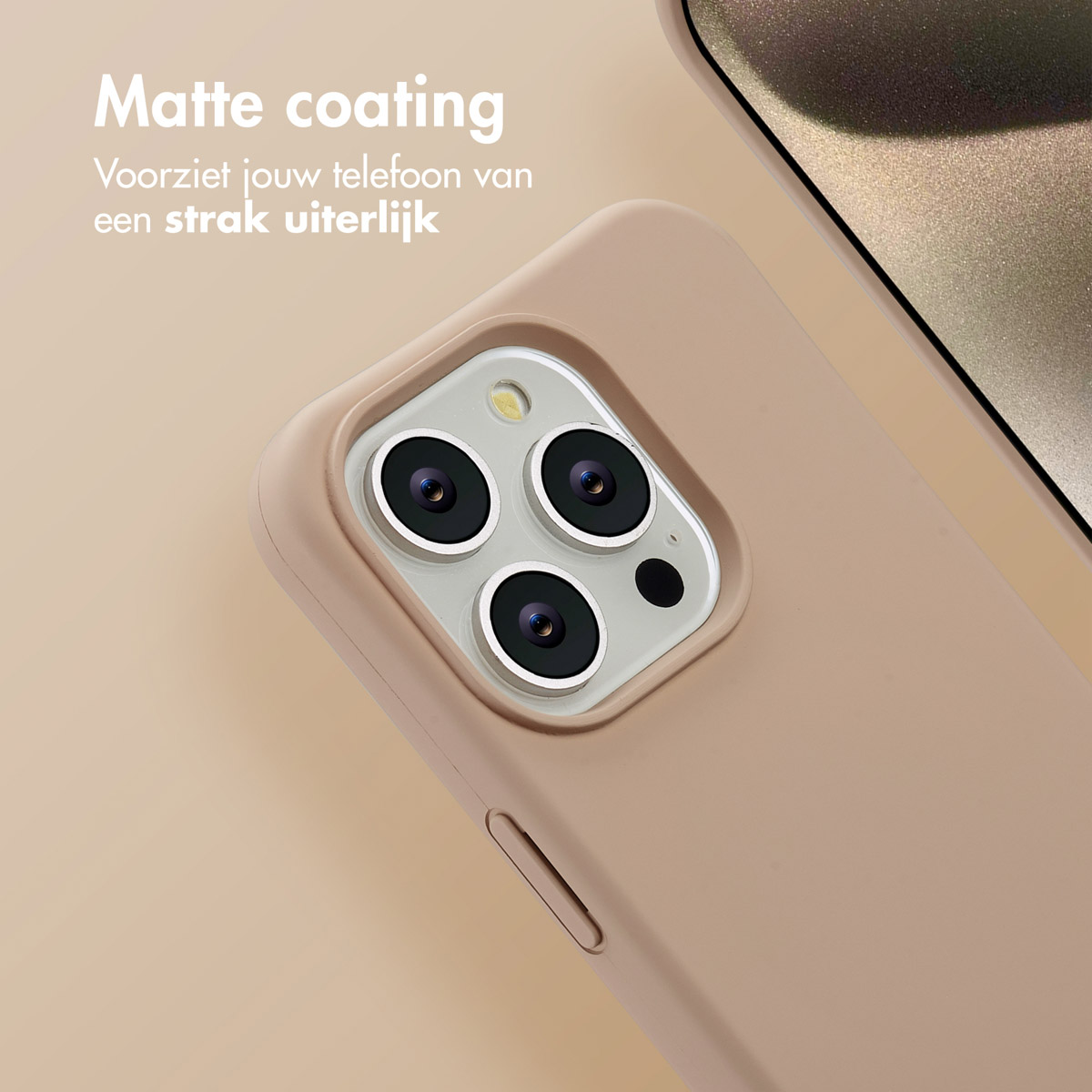 Close-up van een smartphone met een bruin hoesje. De telefoon heeft drie cameralenzen en een flitser. De achtergrond is beige.