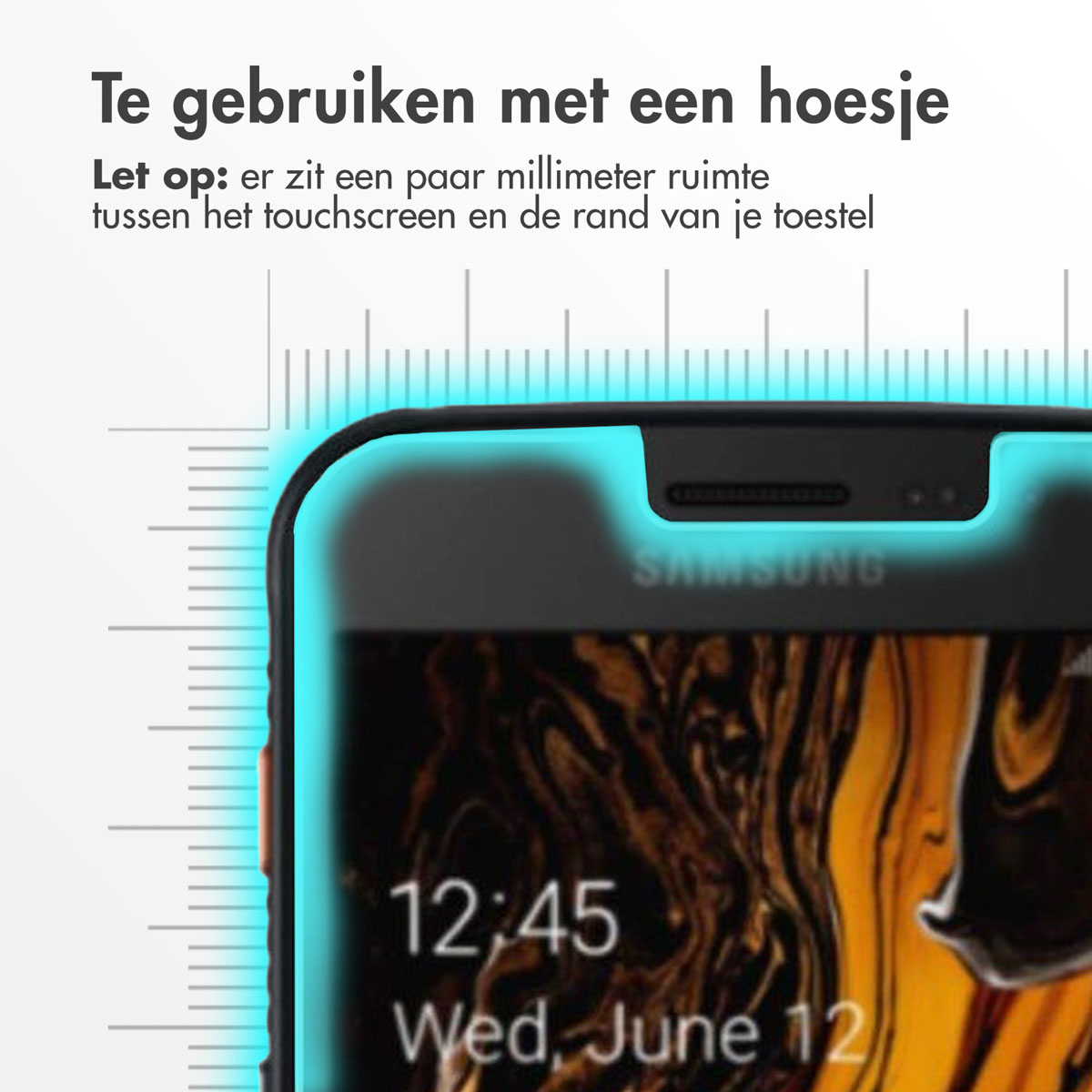 Un écran de téléphone affichant l'heure. Le texte comprend 'Te gebruiken met een hoesje' et 'SAMSUNG'. Un contour bleu souligne le bord.