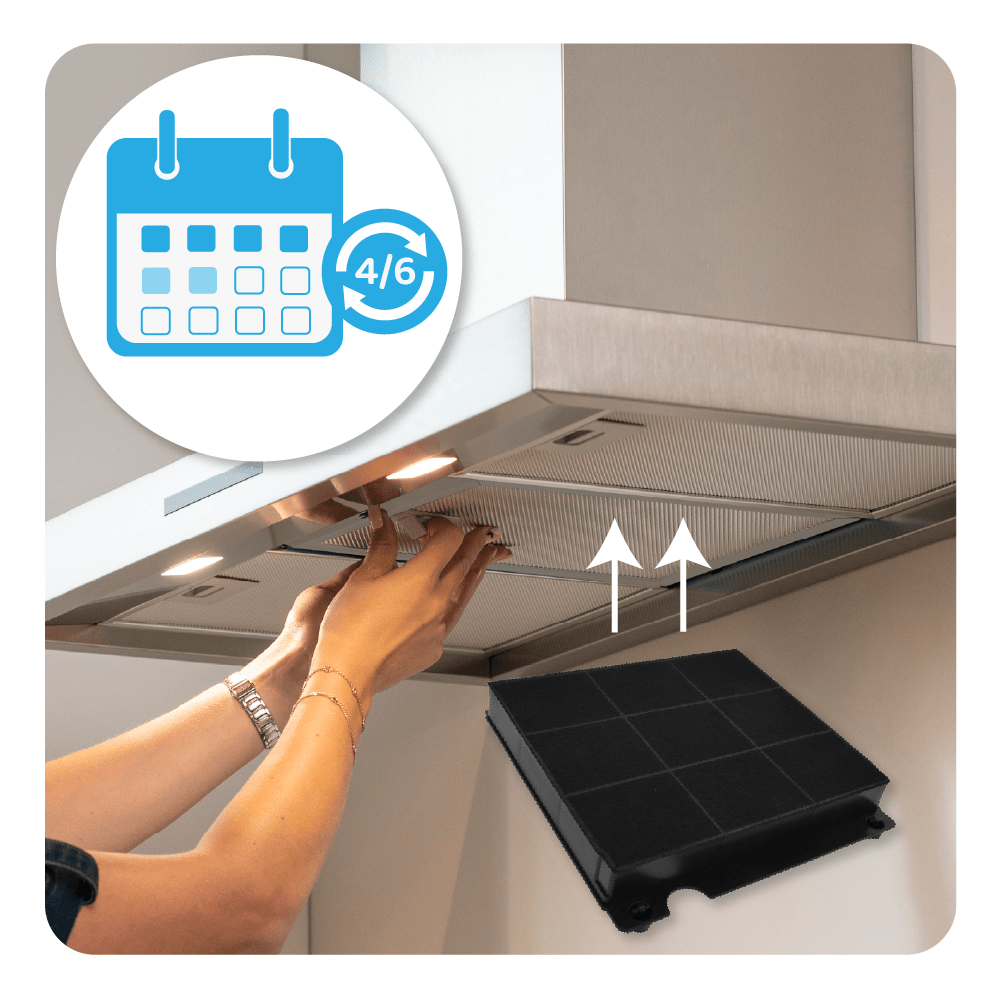 Osoba wymienia filtr w okapie kuchennym, z ikoną kalendarza i strzałkami. Widoczny jest nowy czarny filtr.