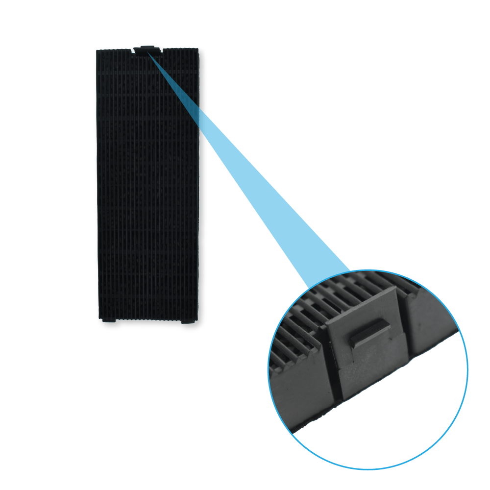 Ein schwarzer rechteckiger Luftfilter mit vergrößerter Ansicht. Der Filter hat eine gitterartige Struktur, und eine blaue Linie zeigt auf einen vergrößerten Abschnitt.