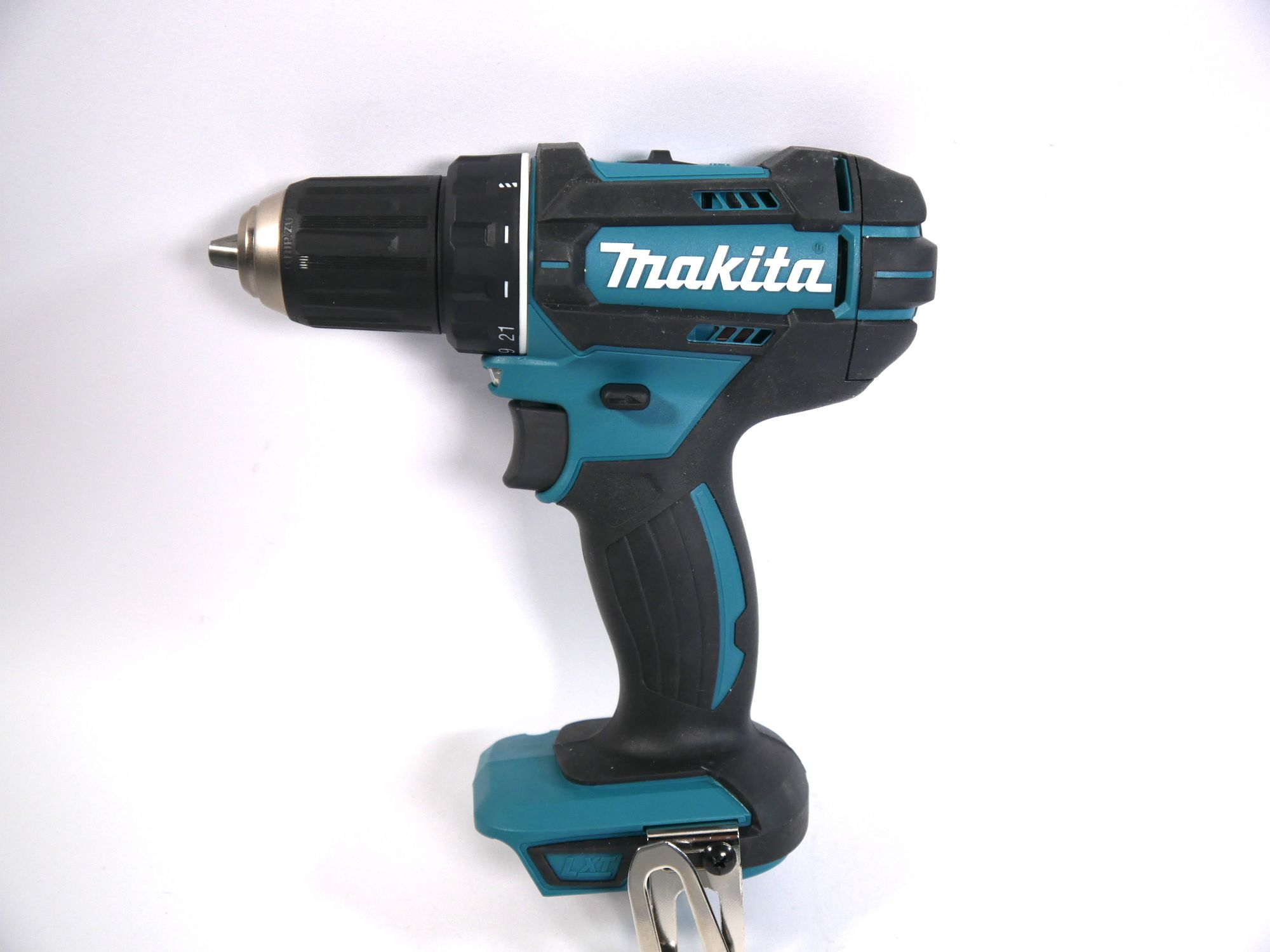 Ein schnurloser Makita-Bohrer, schwarz und blaugrün, auf weißem Hintergrund. Das Makita-Logo ist sichtbar. Der Bohrer hat ein Metallfutter und einen Griff.