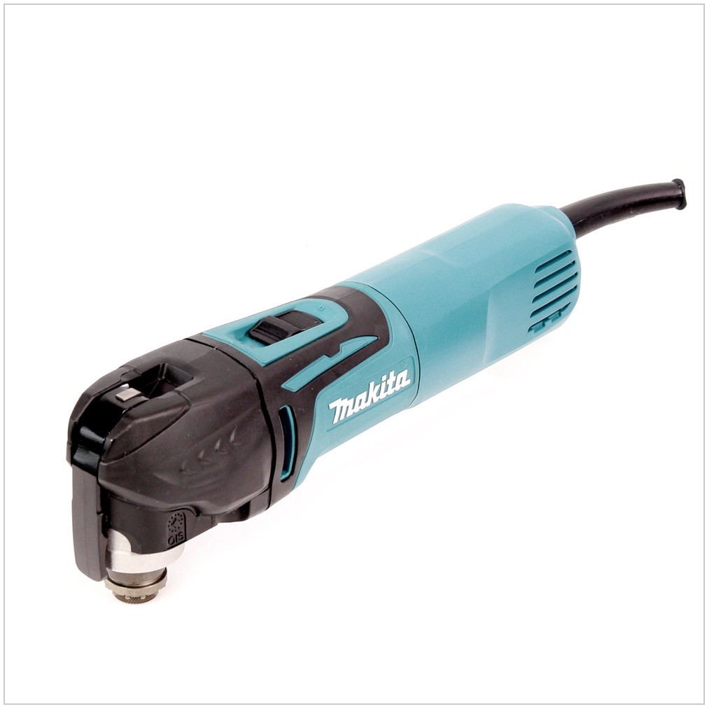 Ein türkisfarbenes und schwarzes Makita-Multitool auf weißem Hintergrund. Es hat ein schwarzes Netzkabel und einen silbernen Metallaufsatz.