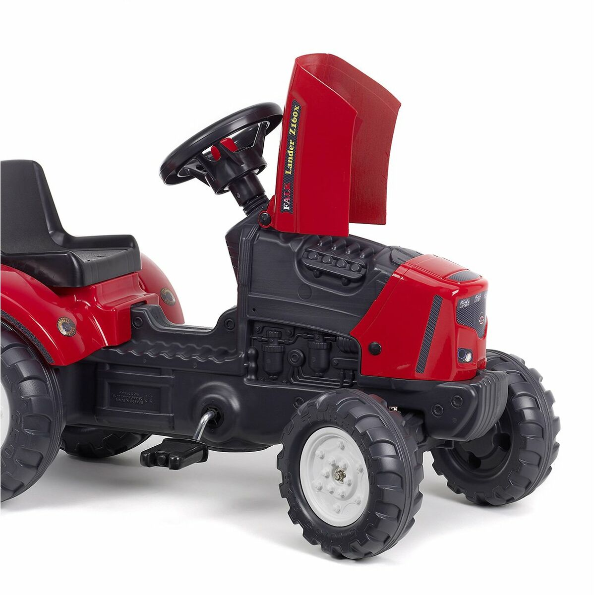 Ein roter und schwarzer Spielzeugtraktor mit großen Reifen. Der Traktor hat ein Lenkrad, einen Sitz und eine offene Motorhaube auf weißem Hintergrund.