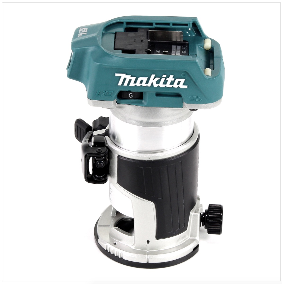 Ein Makita-Elektrowerkzeug, wahrscheinlich ein Router. Es hat einen tealfarbenen Deckel, einen silbernen Körper und schwarze Akzente auf weißem Hintergrund.