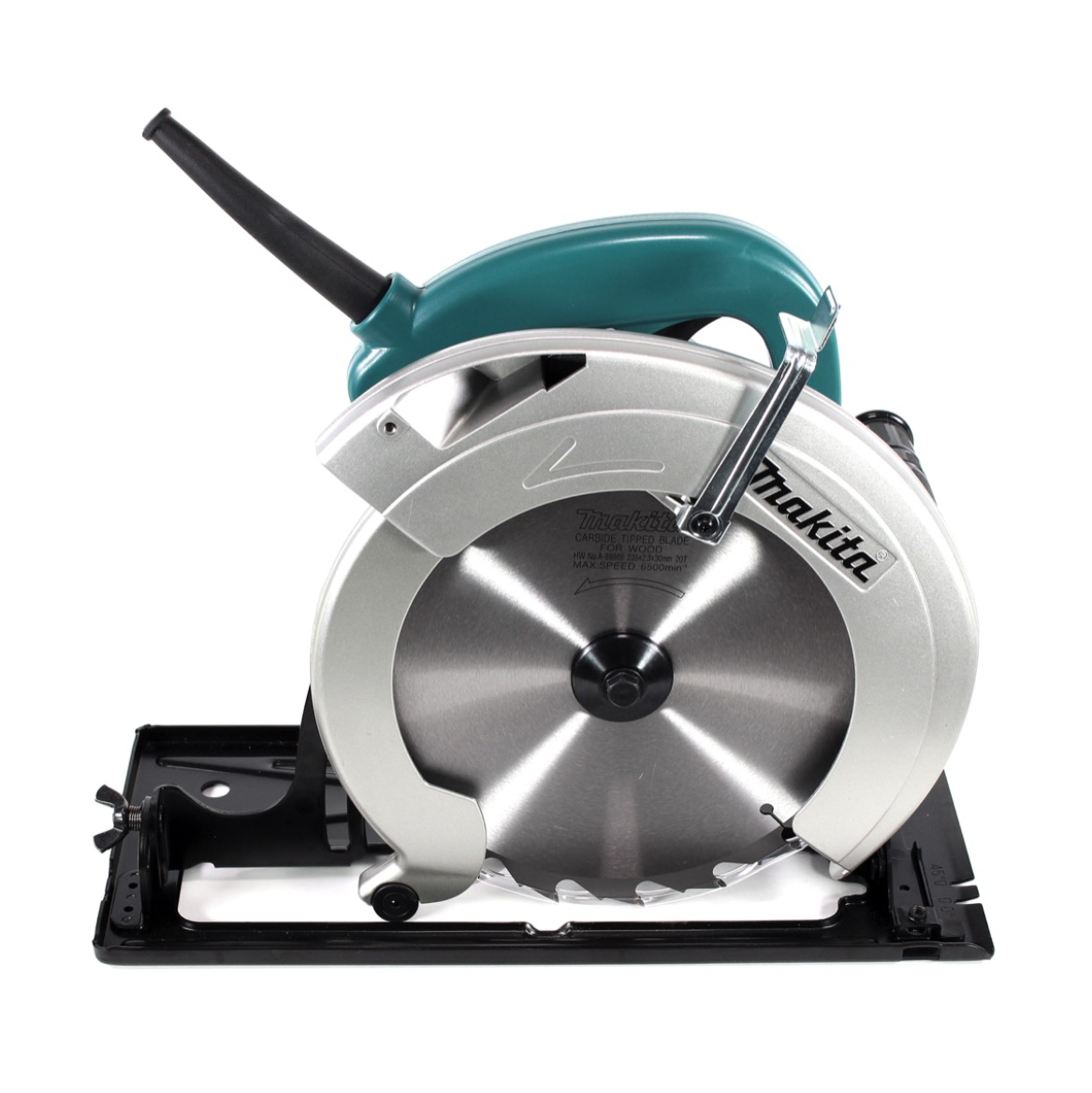 Eine Makita Kreissäge. Silbernes Sägeblatt, türkisfarbener Griff, schwarze Basis. Das Sägeblatt ist mit "CARBIDE TIPPED BLADE FOR WOOD" beschriftet.