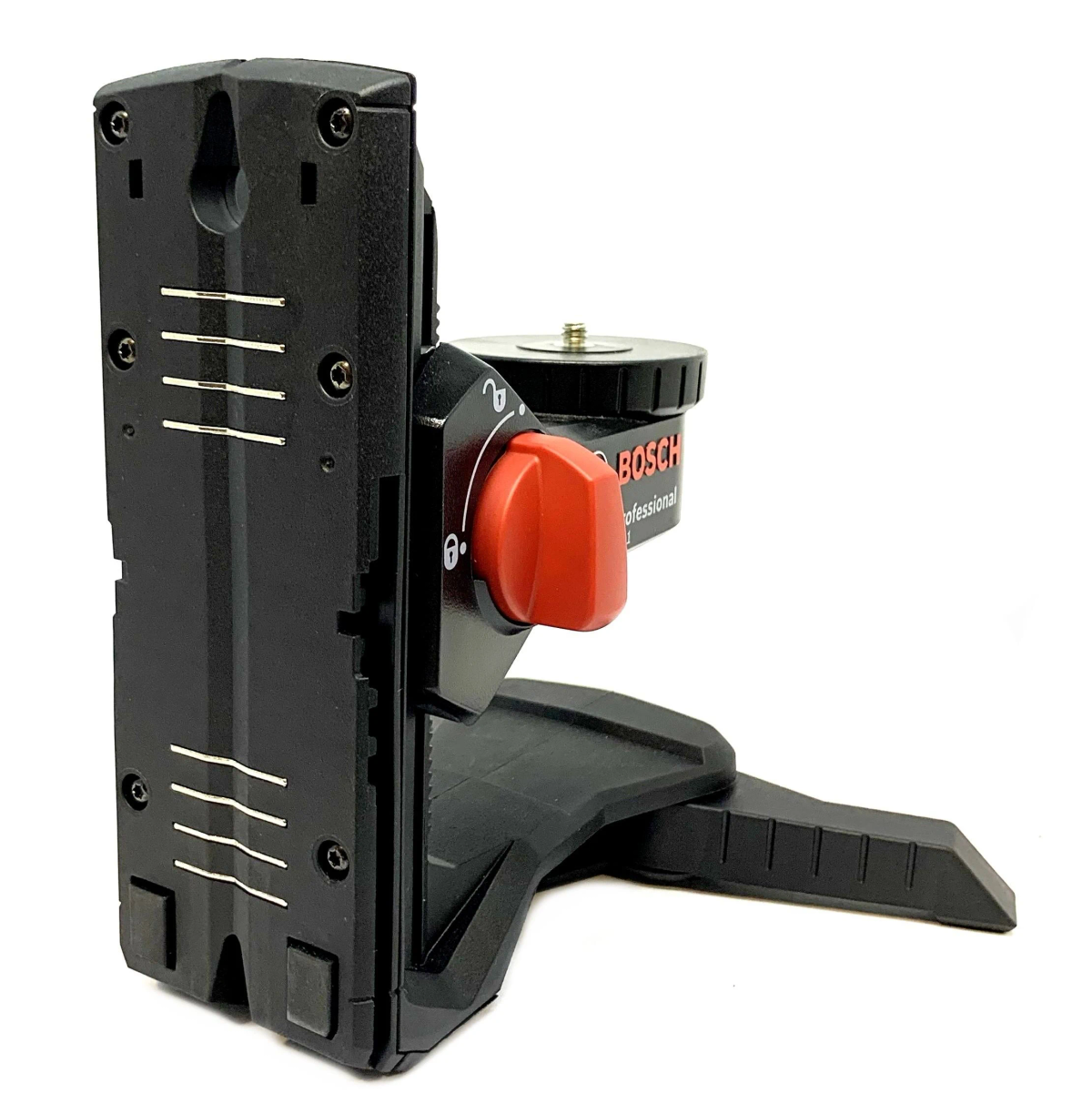 Ein schwarzes Bosch-Laser-Nivelliergerät mit einem orangenen Bedienknopf. Es befindet sich auf weißem Hintergrund. Das Nivelliergerät hat eine schwarze Basis.
