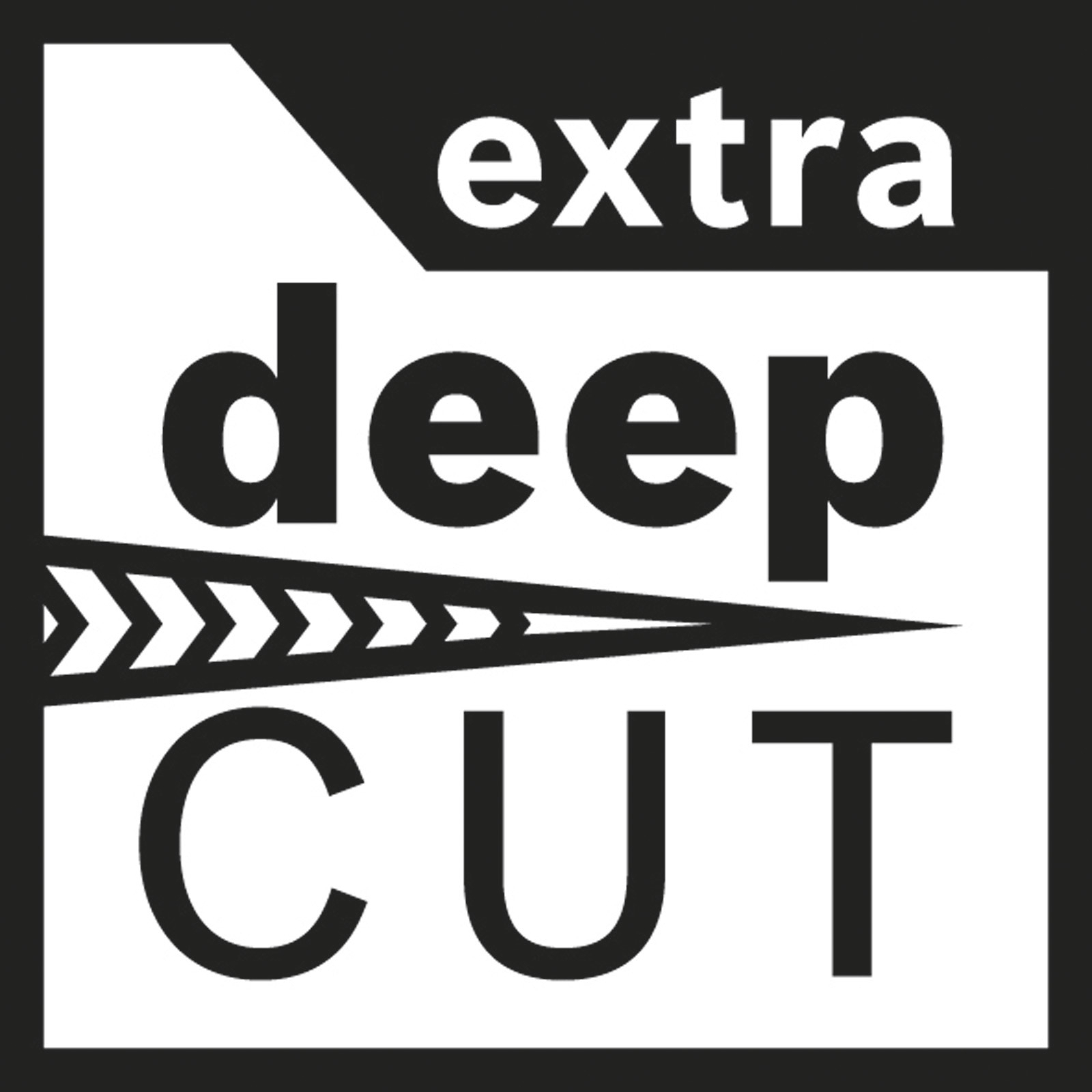Logo mit Text 'extra deep cut' in Schwarzweiß. Ein grafischer Pfeil schneidet durch die Wörter.