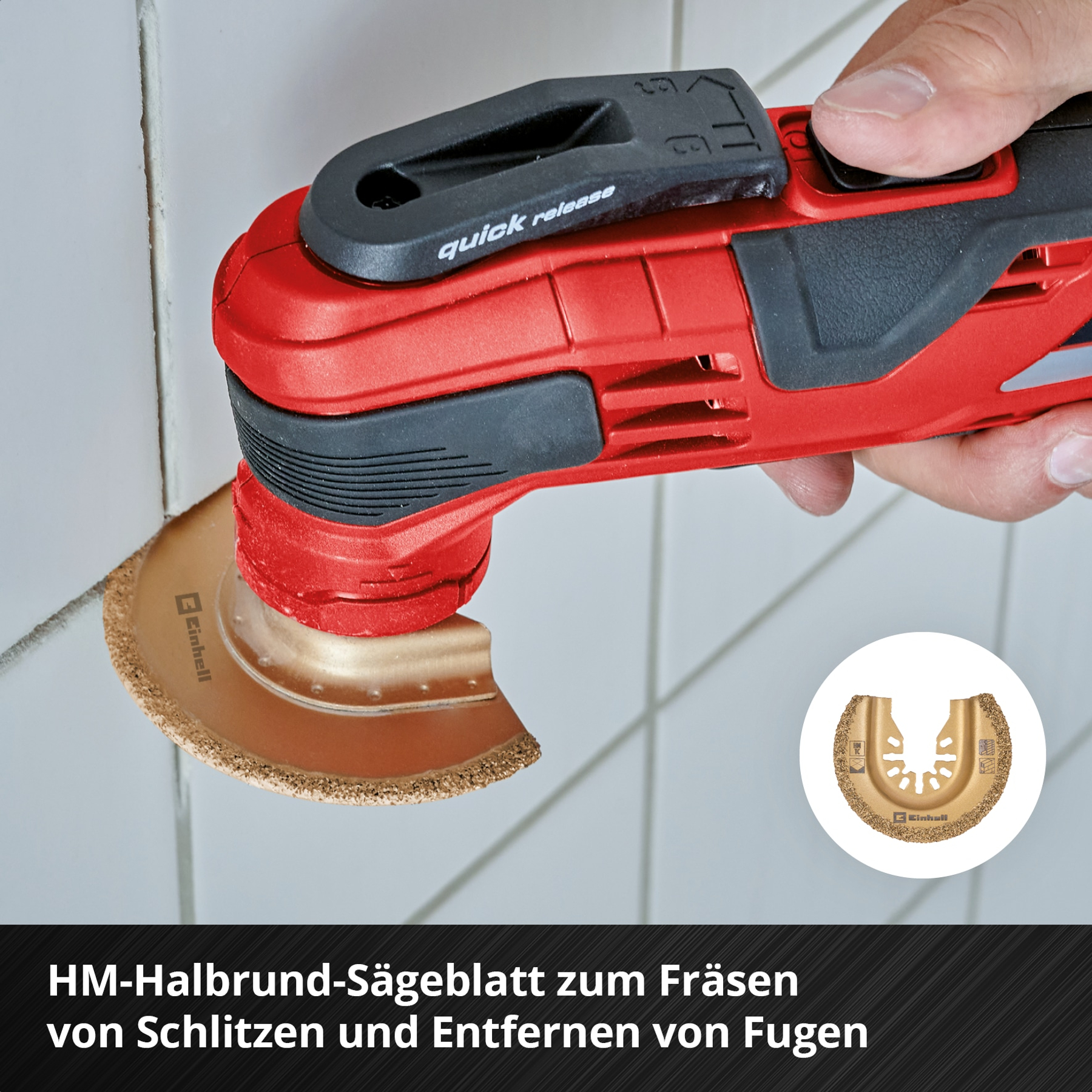 Ein rot-schwarzes Elektrowerkzeug mit einer Kreissägeblatt wird von einer Hand gehalten, vor einem Fliesen-Hintergrund.