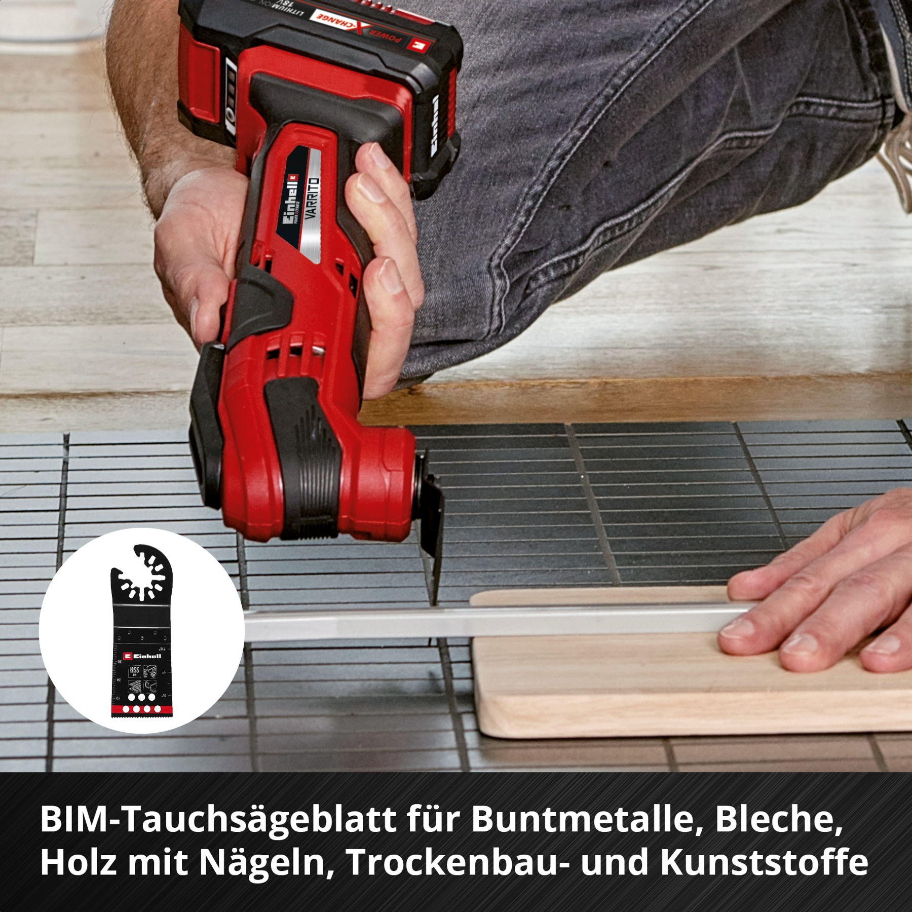 Eine Person benutzt ein rot-schwarzes Oszillationswerkzeug, um ein Holzstück zu schneiden. Eine Klinge wird gezeigt. Der Hintergrund ist eine Arbeitsfläche.
