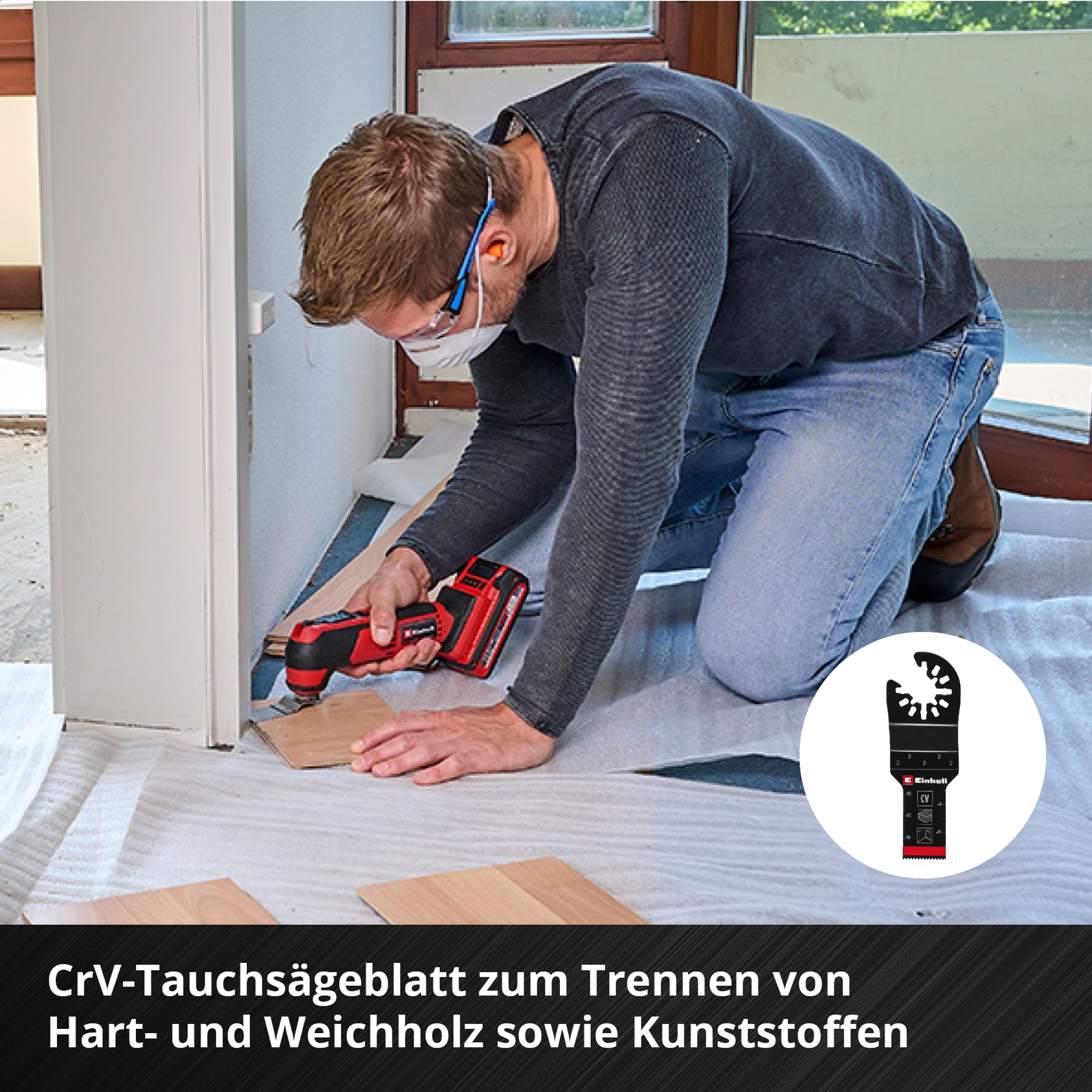 Ein Mann schneidet Holz in der Nähe einer Tür. Er trägt eine Schutzbrille und eine Maske. Ein Sägeblatt ist rechts sichtbar.