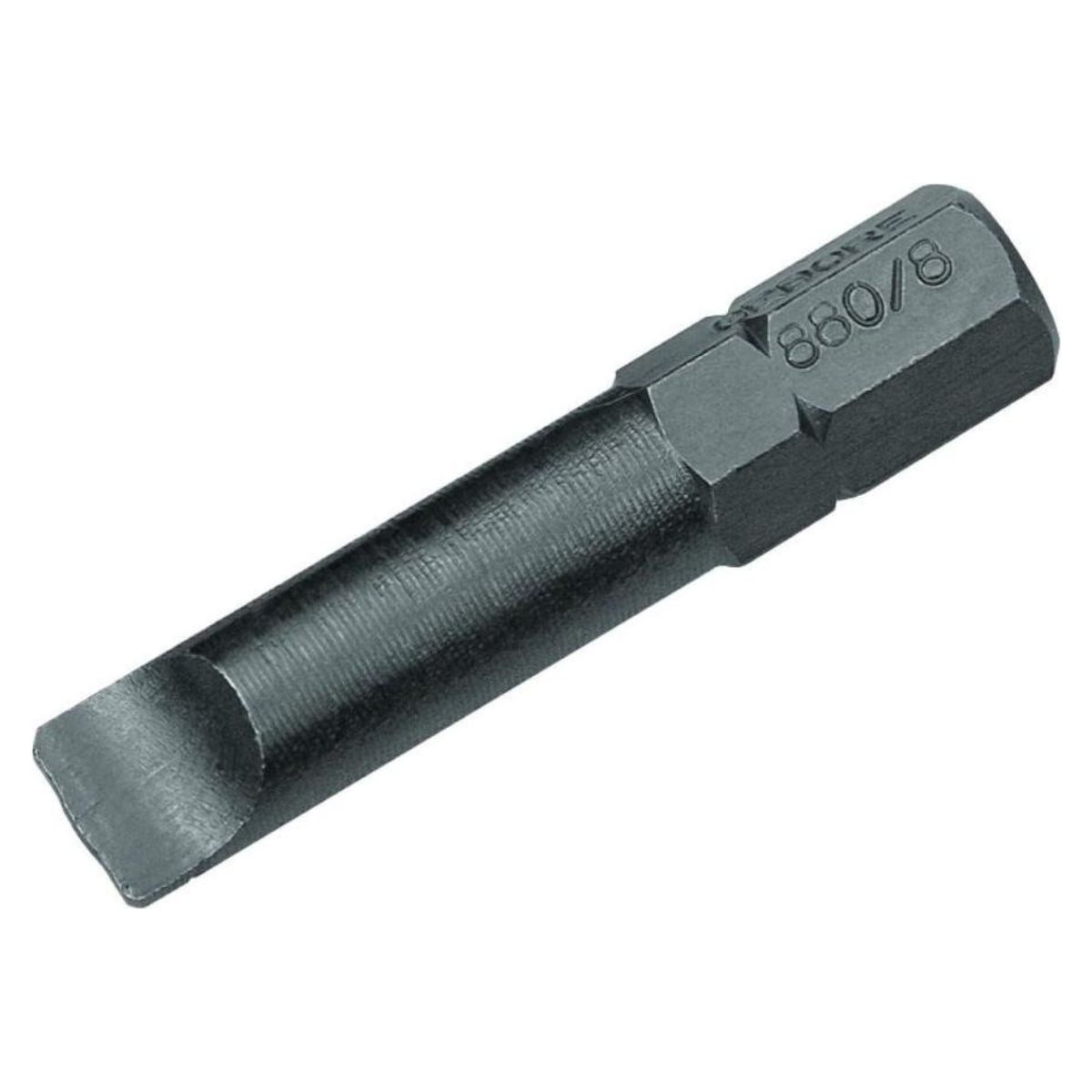 Ein dunkelgrauer Metall-Schraubendreherbit. Das Ende ist flach und breit. Die Oberseite ist sechseckig mit den Zahlen 880/8.