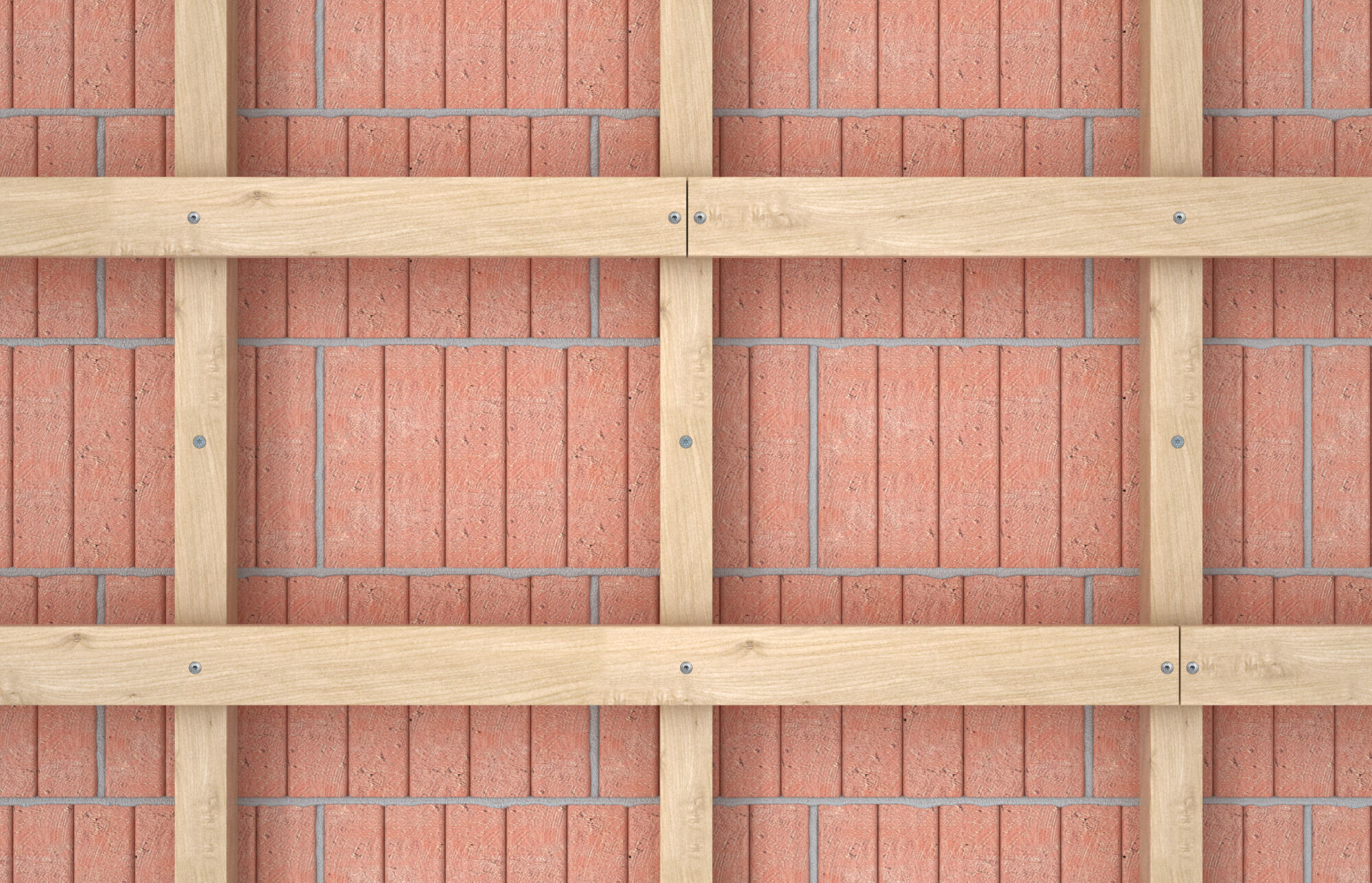 Nahaufnahme einer Backsteinmauer mit Holzbalken und Schrauben. Die Backsteinmauer ist rot und die Balken hellbraun.