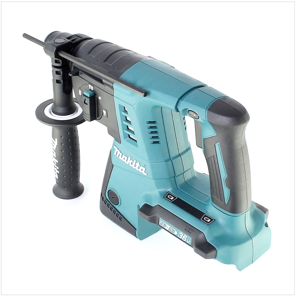 Ein teal-farbener und schwarzer Makita-Bohrhammer auf weißem Hintergrund. Er hat einen Griff, einen Akku und das Makita-Logo.