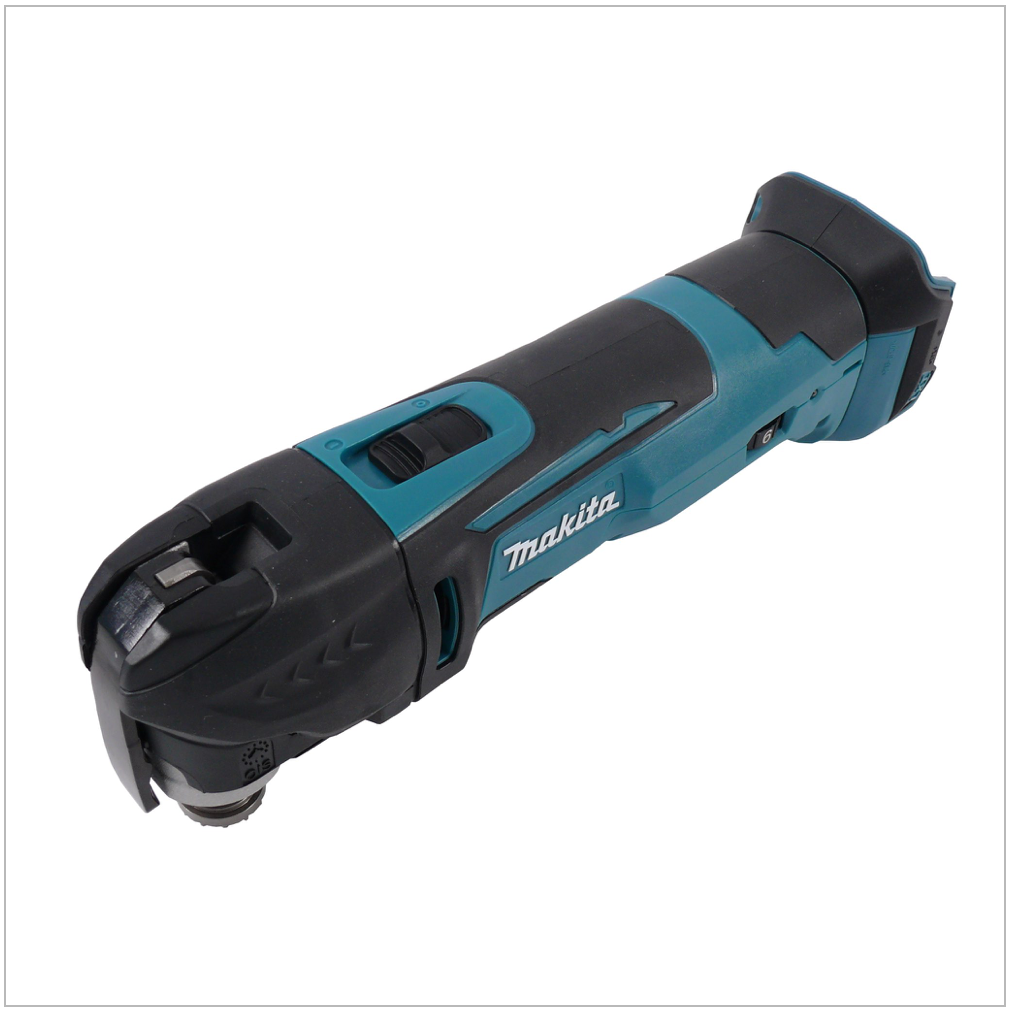 Ein schwarzes und tealfarbenes Makita-Multitool auf weißem Hintergrund. Das Werkzeug hat eine Klinge vorne und einen Einschaltknopf oben.