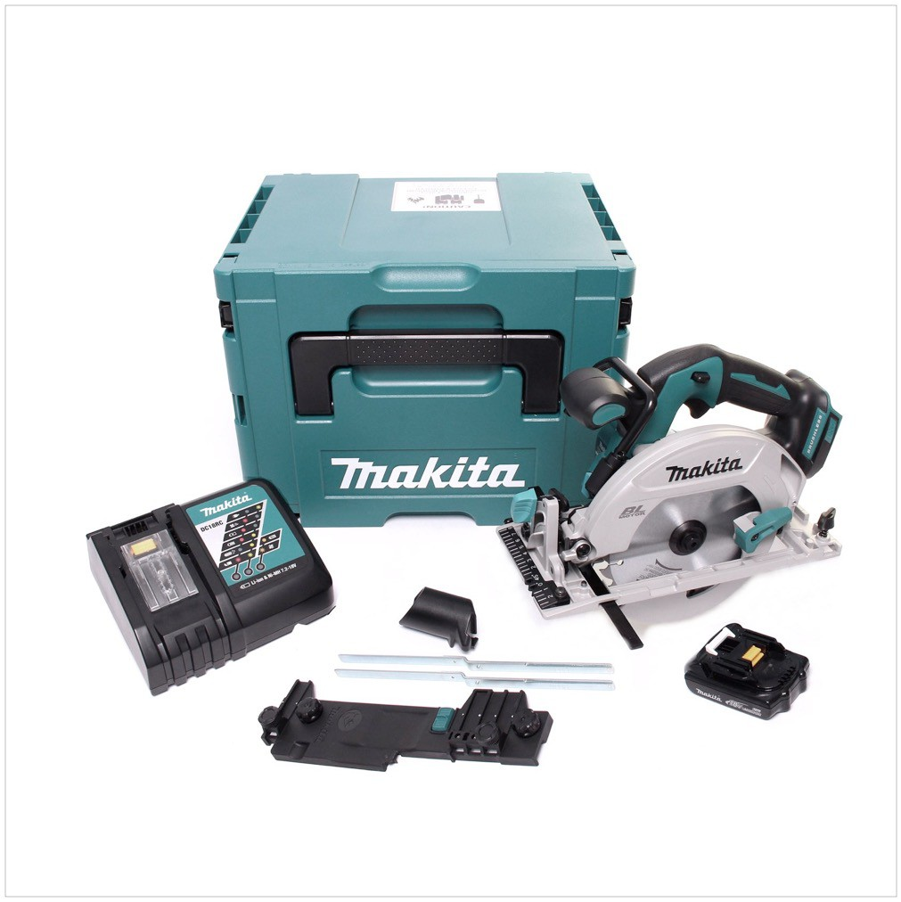 Ein Makita-Kreissäge-Set. Enthält eine teal-farbene Box, Ladegerät, Akku, Säge und Zubehör. Alles auf weißem Hintergrund.