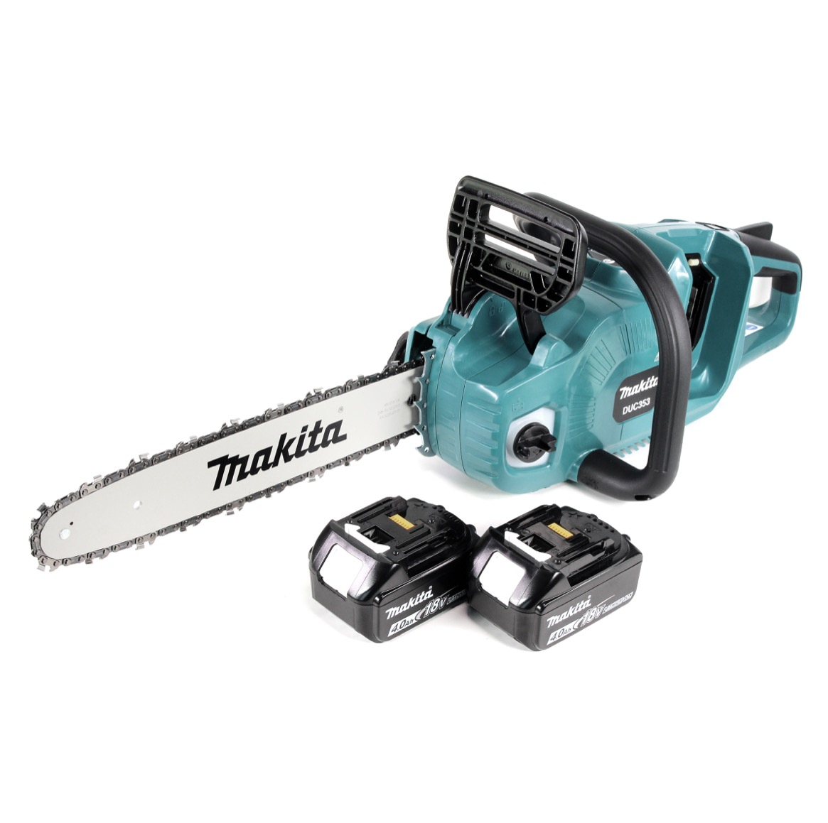 Eine türkisfarbene Makita-Kettensäge mit zwei schwarzen Batterien auf weißem Hintergrund. Die Sägeblatt ist silberfarben mit dem Makita-Logo.