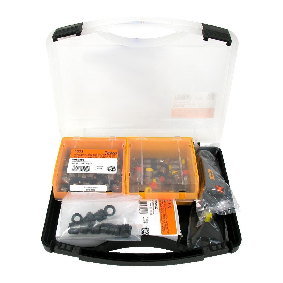 Offener schwarzer Koffer mit Werkzeugen und Steckern. Orangefarbene Plastikboxen mit Kleinteilen, Werkzeugen und versiegelten Beuteln mit schwarzen Gummiteilen.