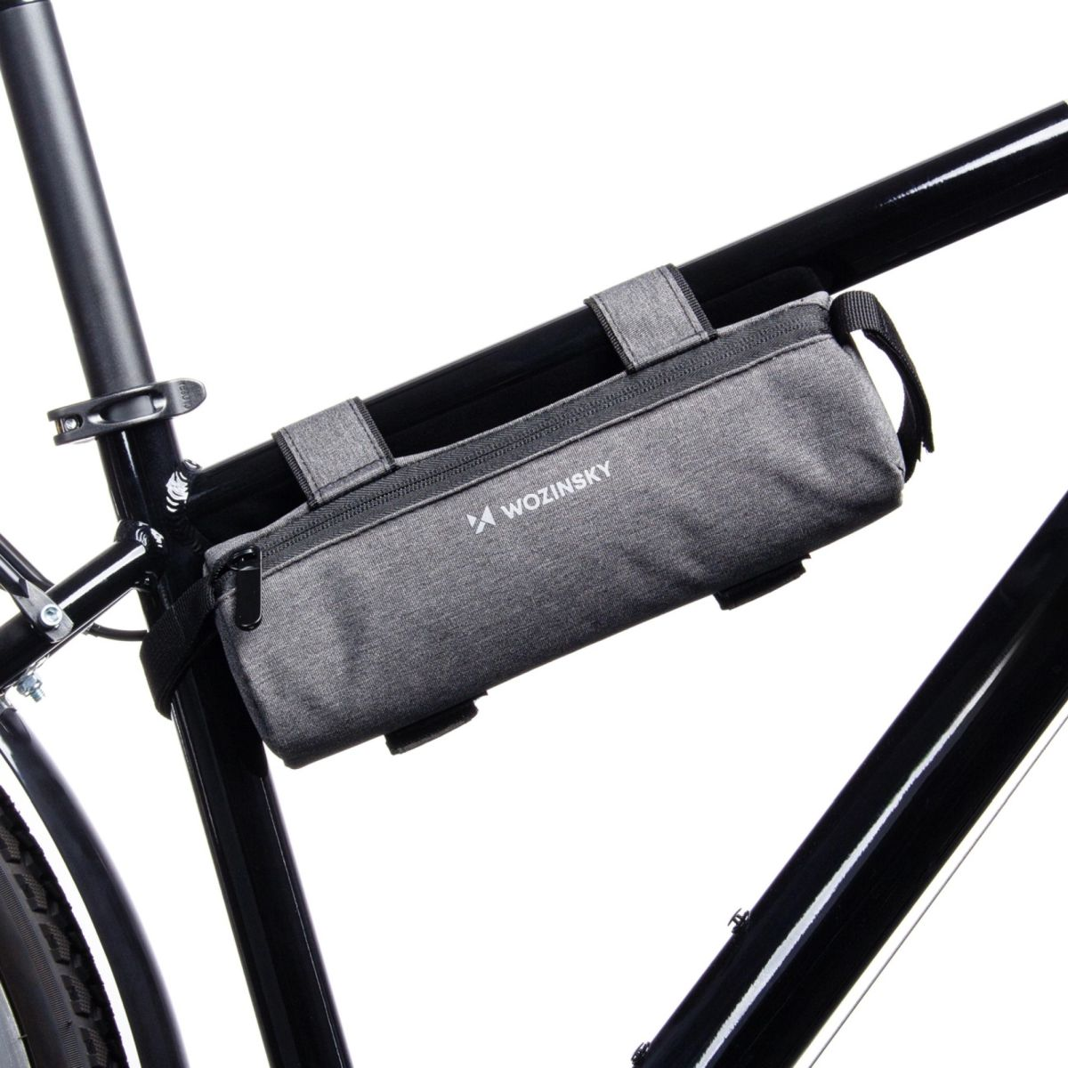 Eine graue Wozinsky-Fahrradtasche, die an einem schwarzen Fahrradrahmen befestigt ist. Die Tasche ist rechteckig und hat einen Reißverschluss.
