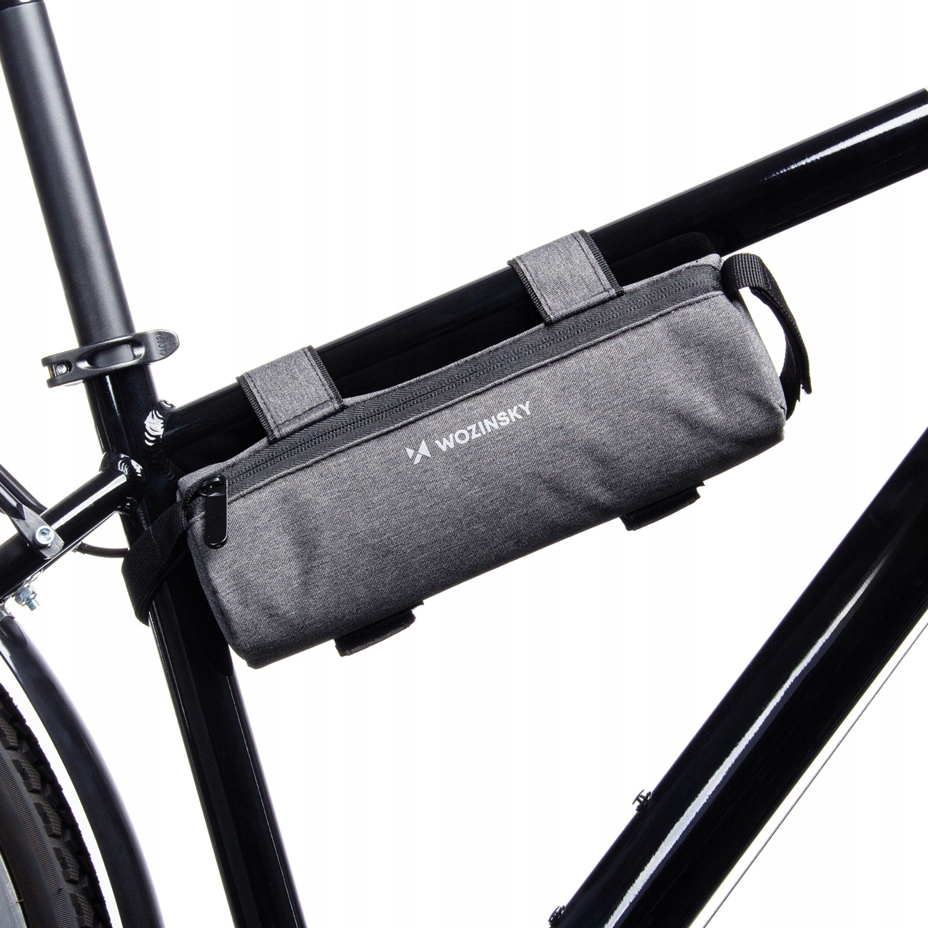 Eine graue Fahrradtasche von Wozinsky ist an einem schwarzen Fahrradrahmen befestigt. Die Tasche ist rechteckig und hat einen Reißverschluss.