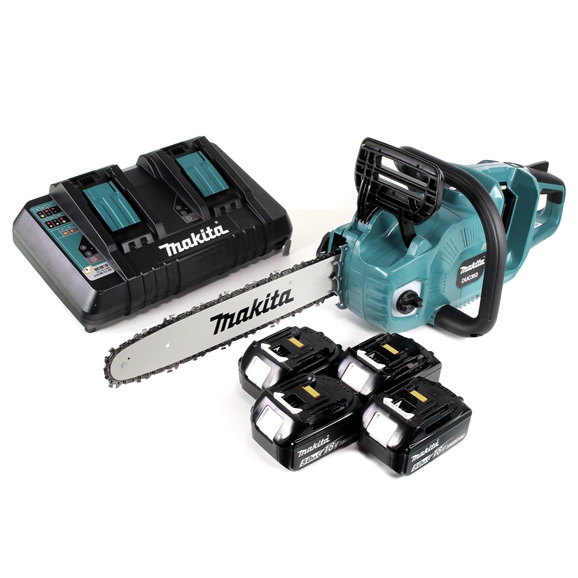 Eine Makita-Kettensäge, ein Ladegerät und Batterien liegen auf einer weißen Oberfläche. Die Kettensäge ist türkis und schwarz.