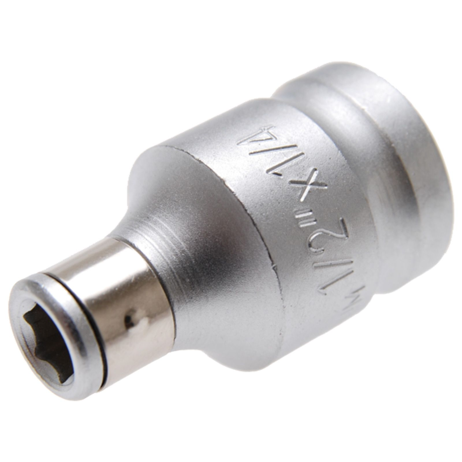 Un adattatore per chiavi a bussola in metallo argentato. Ha un incavo esagonale ed è etichettato 1/2" X 1/4".