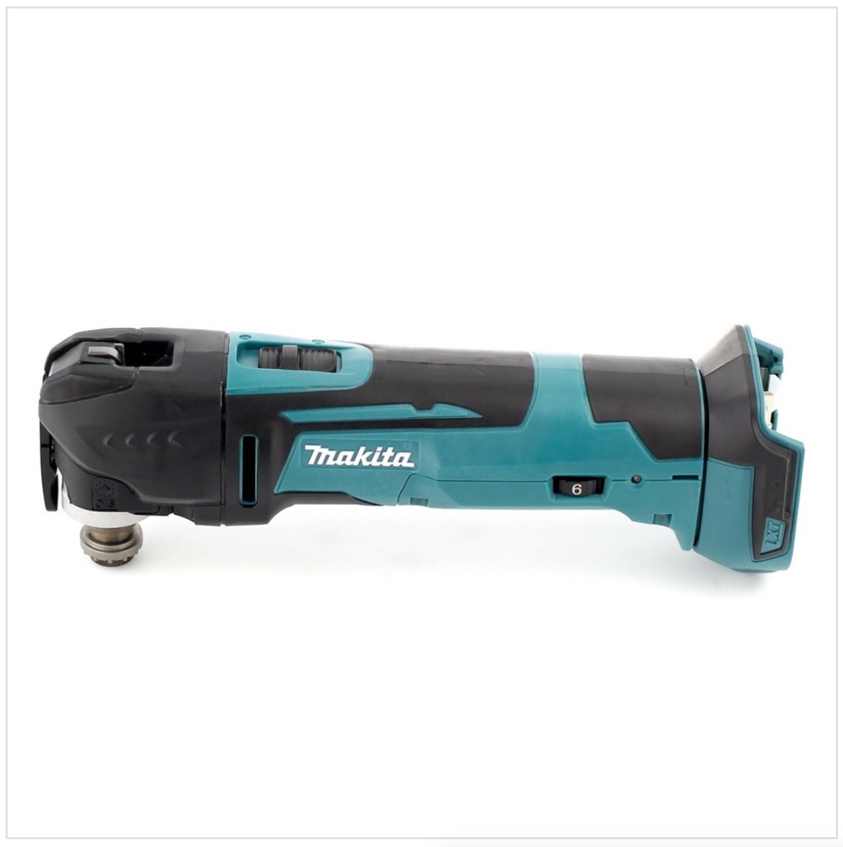 Ein Makita-Multitool. Es hat einen schwarz-türkisfarbenen Körper mit dem Makita-Logo. Das Werkzeug liegt auf einer weißen Oberfläche.