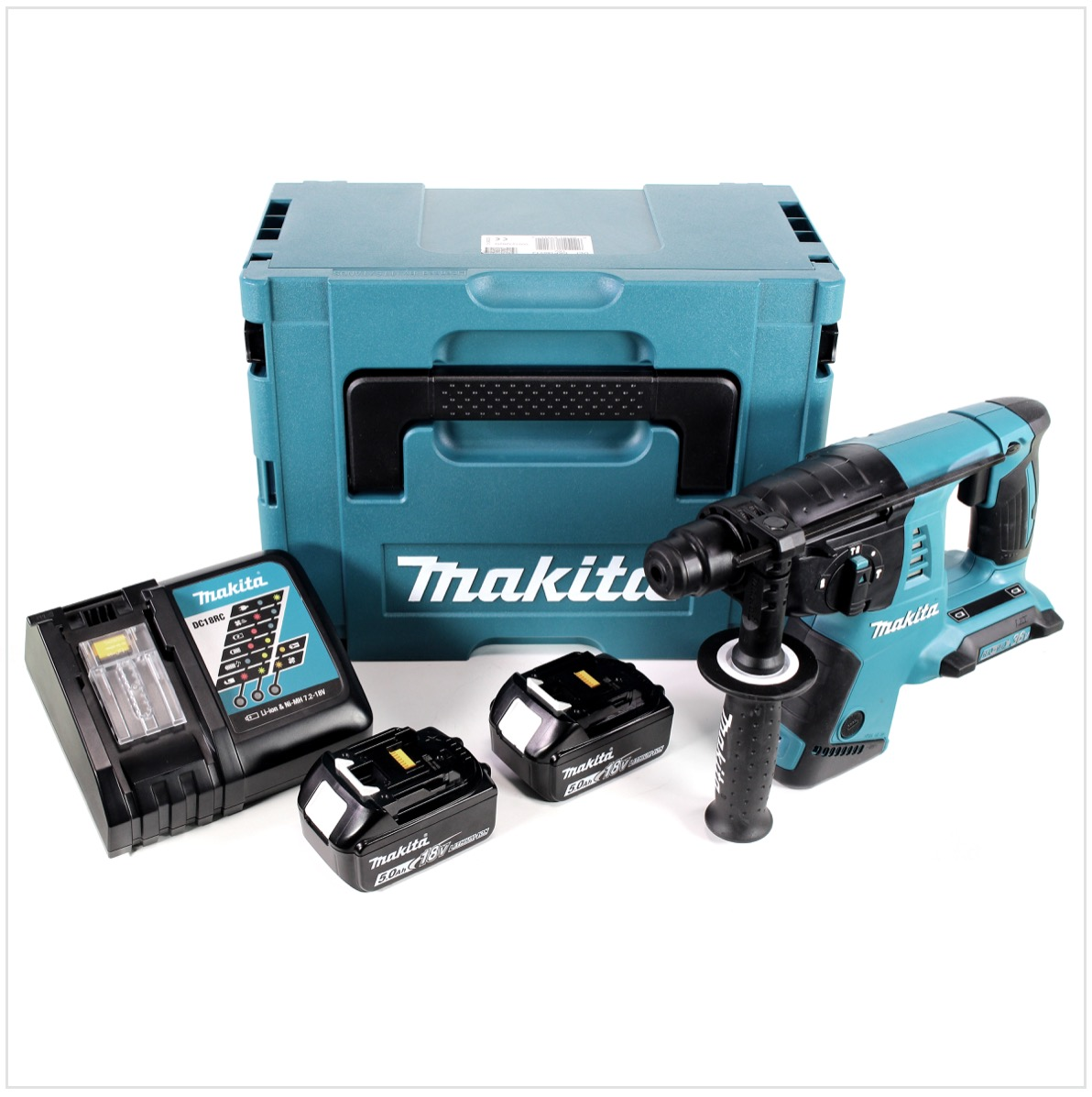 Ein Makita-Werkzeugsatz. Enthält eine tealfarbene Box, einen Bohrer, ein Ladegerät und zwei Akkus. Das Set steht auf einer weißen Oberfläche.