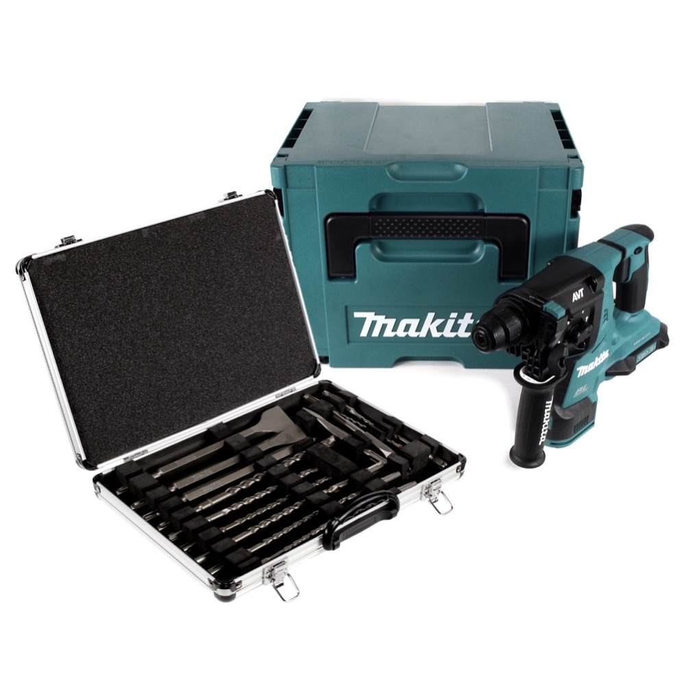 Eine Makita-Bohrmaschine, eine Werkzeugkiste und ein Koffer mit Bohreinsätzen liegen auf weißem Grund. Die Werkzeuge sind teal und schwarz.
