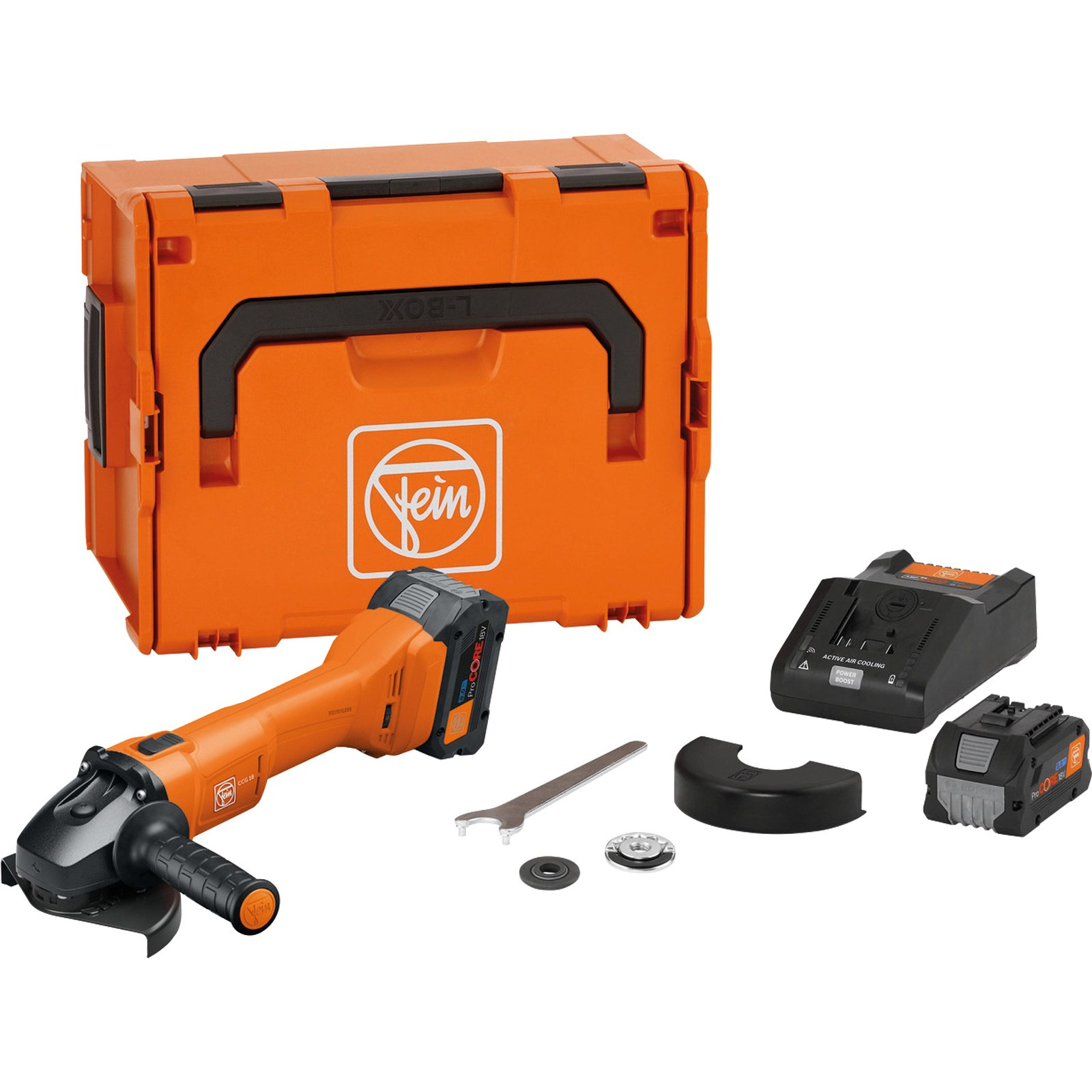 Eine orangefarbene Fein L-Box mit Werkzeugen. Enthält einen Winkelschleifer, ein Ladegerät, einen Akku und Zubehör. Alles auf weißem Hintergrund.