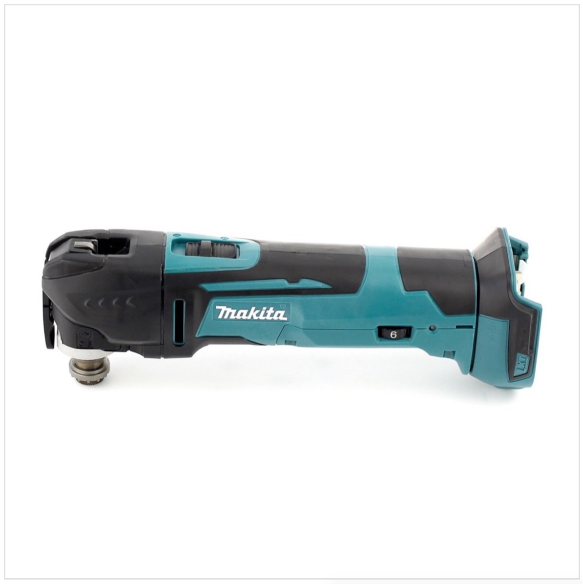 Ein Makita Multitool auf weißem Hintergrund. Es ist schwarz und türkis, mit einem silbernen Aufsatz vorne. Das Makita-Logo ist sichtbar.
