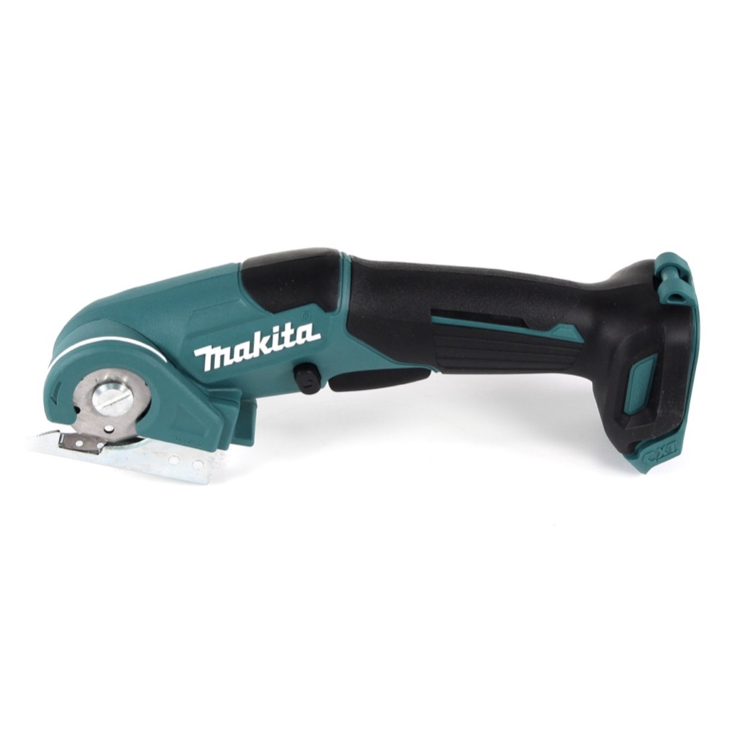 Ein türkis-schwarzes Makita-Elektrowerkzeug mit einer Kreissäge. Das Werkzeug befindet sich auf weißem Hintergrund. Der Name 'Makita' ist sichtbar.