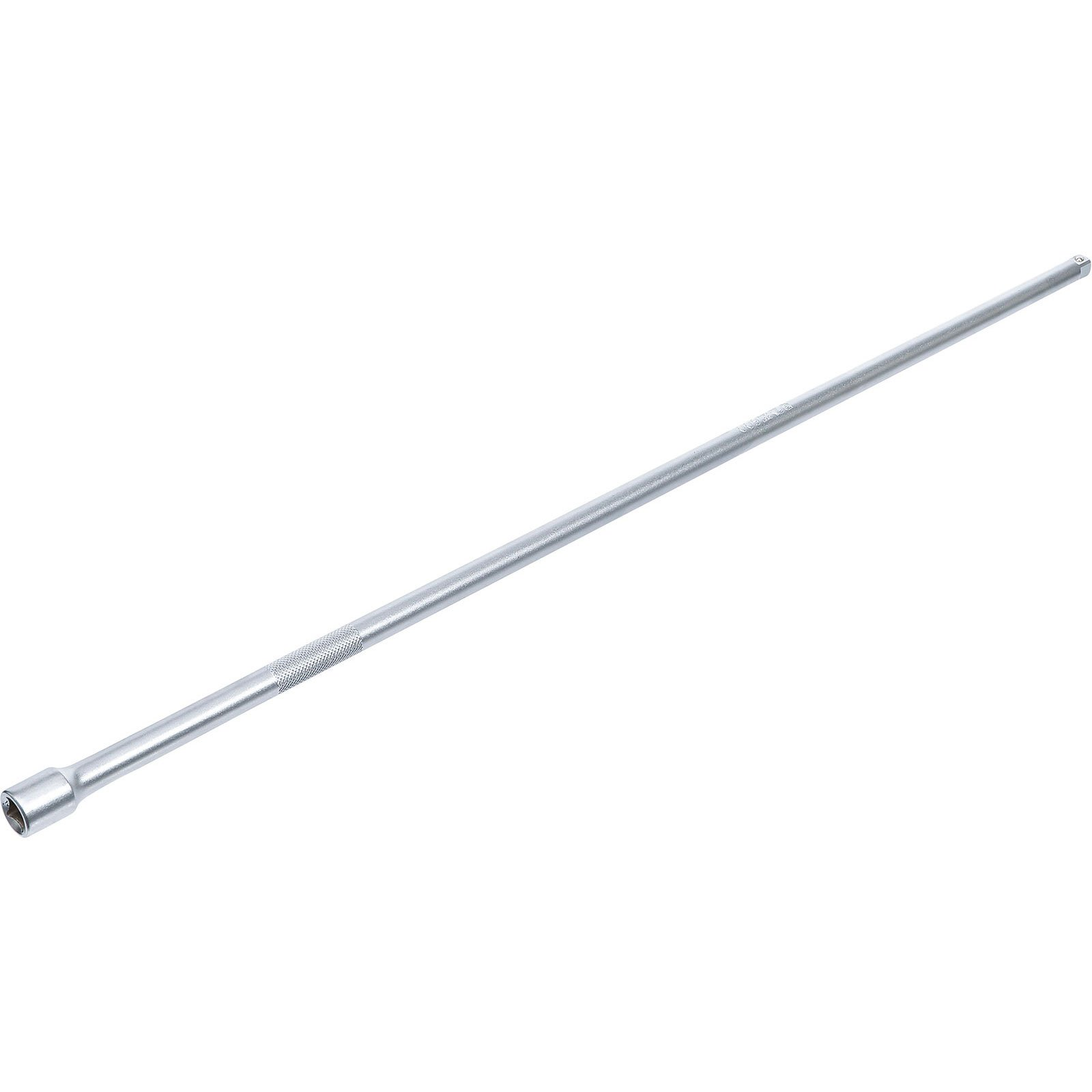Un lungo utensile di metallo argentato su sfondo bianco. È leggermente angolato e sembra un'estensione per chiavi.