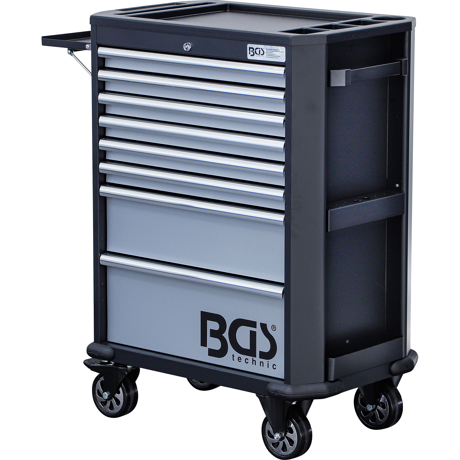 Ein schwarz-grauer Werkzeugschrank auf Rädern. Er hat mehrere Schubladen und ein oberes Fach. Das BGS technic Logo ist sichtbar.