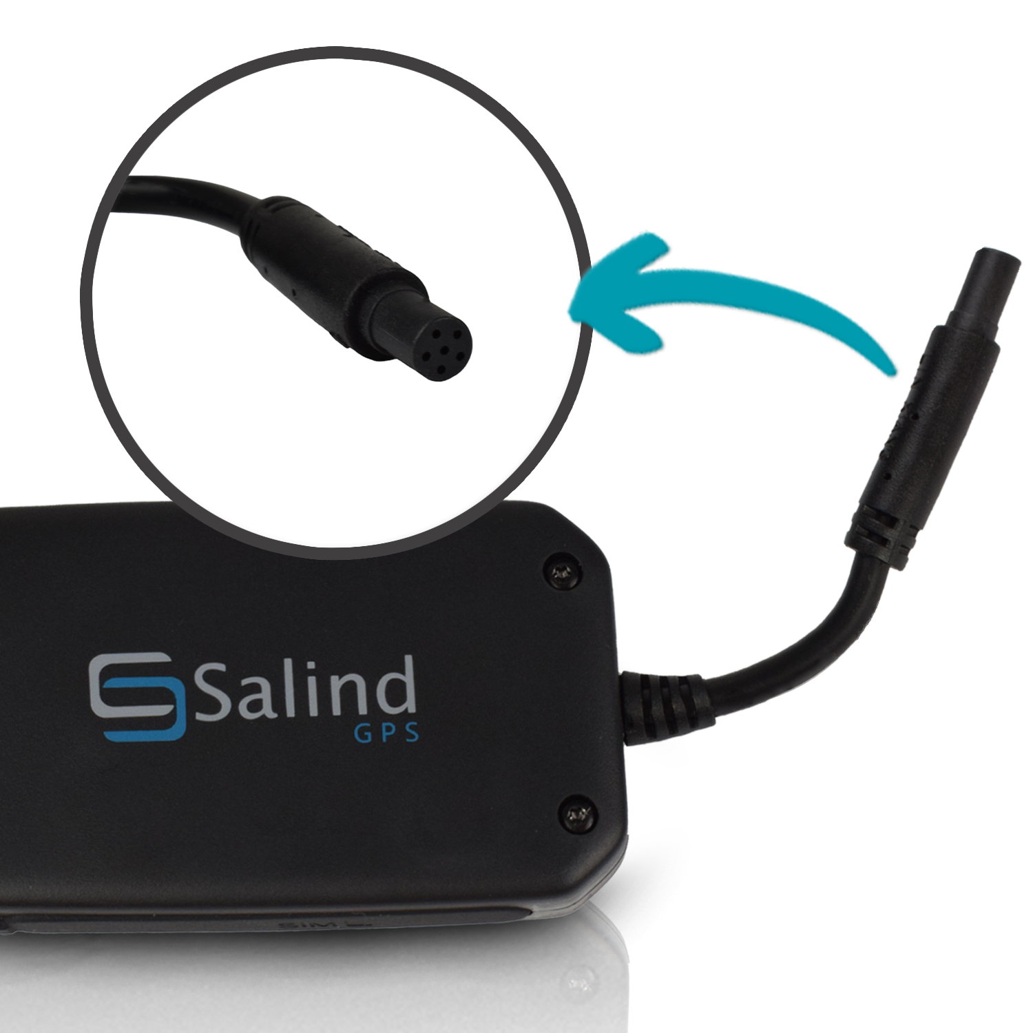 Dispositivo GPS Salind nero con un cavo connettore nero. Un'incastonatura circolare evidenzia la disposizione dei pin del connettore. Una freccia punta ad esso.