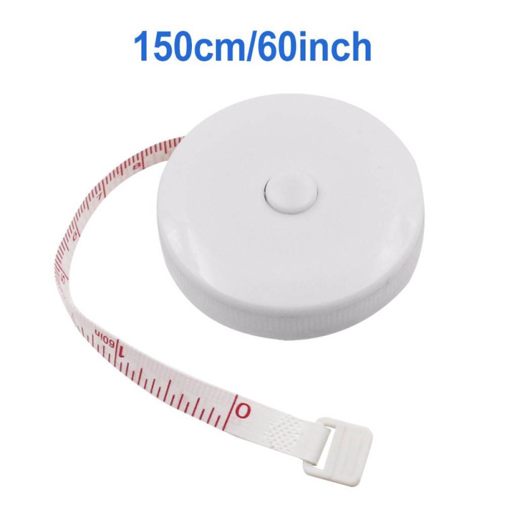 Ein weißes Maßband mit roten Markierungen, das 150 cm/60 Zoll anzeigt. Das Band ist teilweise aus einem runden, weißen Gehäuse herausgezogen.