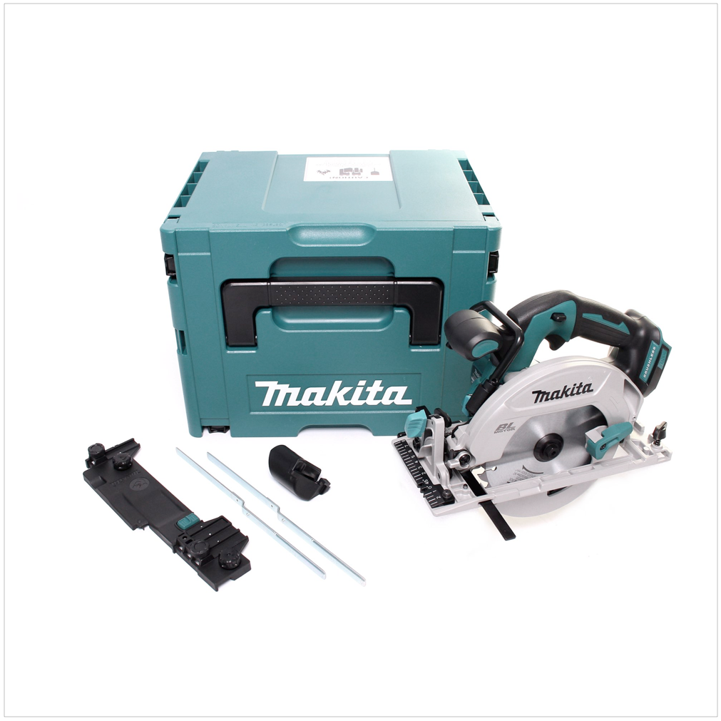 Eine Makita-Kreissäge mit Zubehör liegt vor einem teal-farbenen Aufbewahrungskoffer. Die Säge ist schwarz und silber.