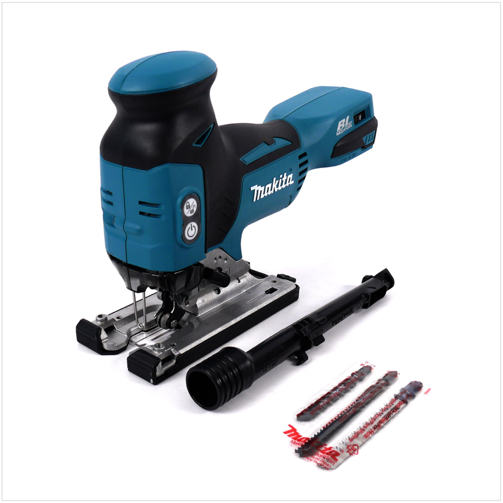 Eine teal- und schwarze Makita Stichsäge mit einem Sägeblatt und zwei Ersatzblättern auf weißem Hintergrund. Die Stichsäge ist im Fokus.
